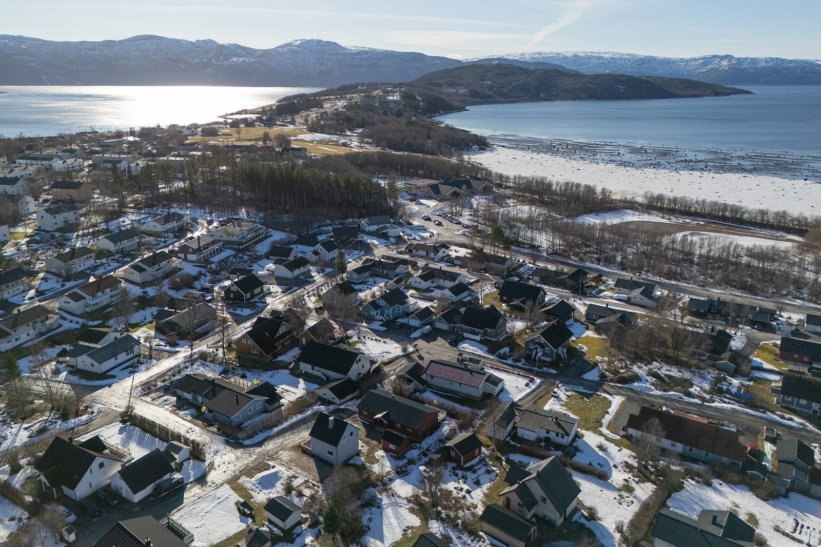 Enebolig med 3 soverom, ca 1,4 km fra sentrum. Kort gangavstand til turområder, 2 barnehager, og fritidssenter, i nærområdet på Stranda. Galleribilde