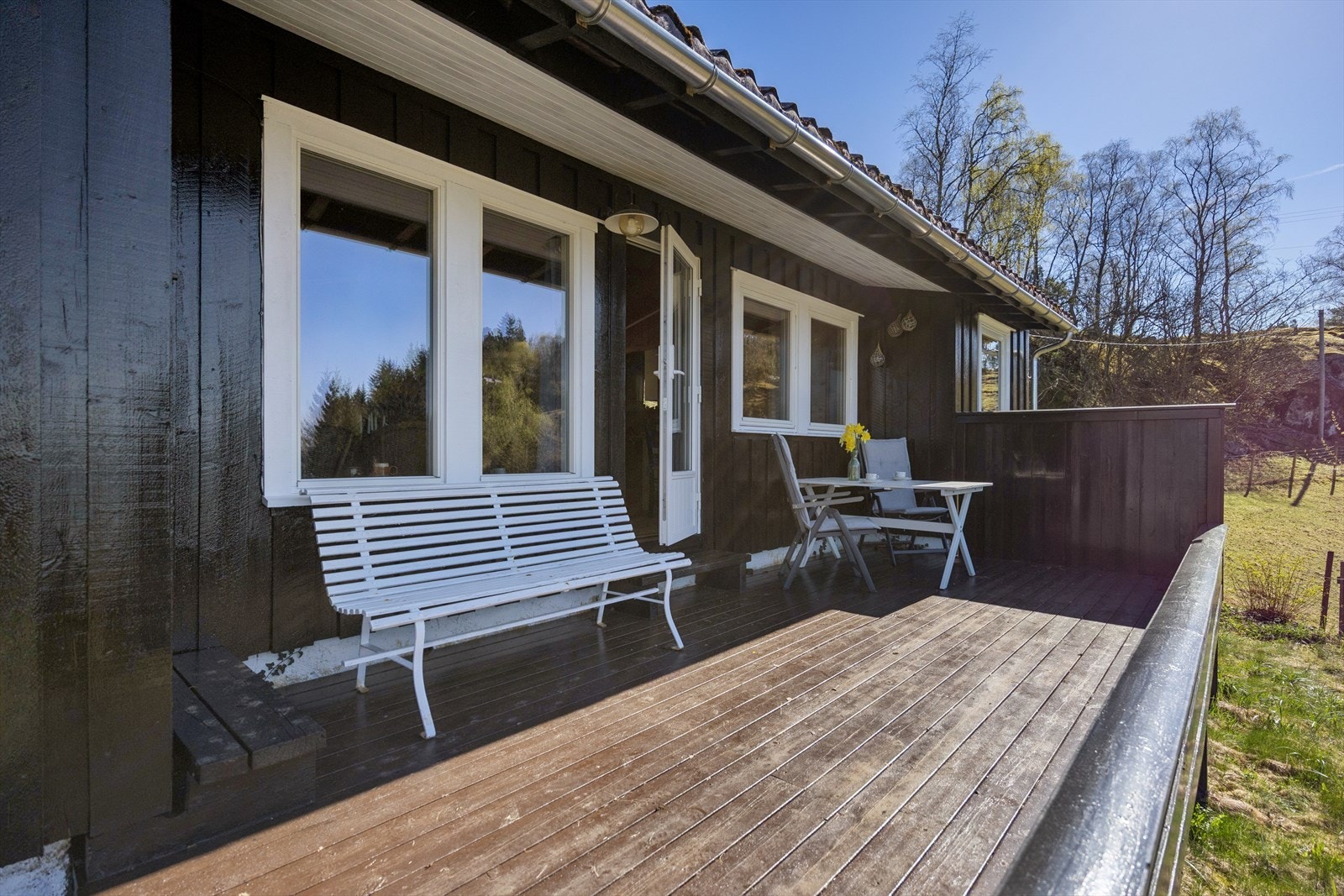 Solrik terrasse med tilgang fra stue og soverom Galleribilde