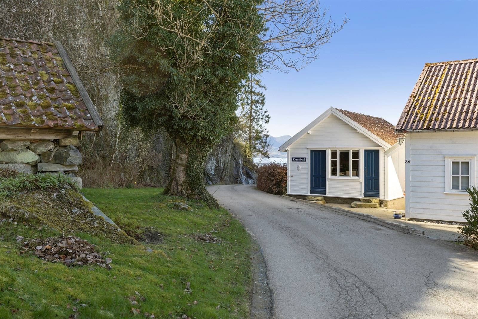 Naboen Buhagen driver med eplesider, eplemost, fersk frukt, kalvekjøt, kjøt og spekemat av villsau og har utsalg i Krambuå like ned bakken. Galleribilde