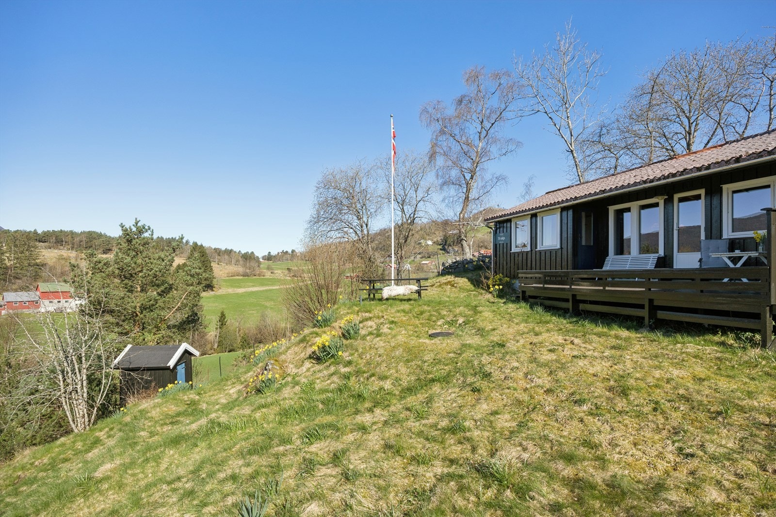 Pent beliggende på høyden med naturlig arrondert tomt. Galleribilde