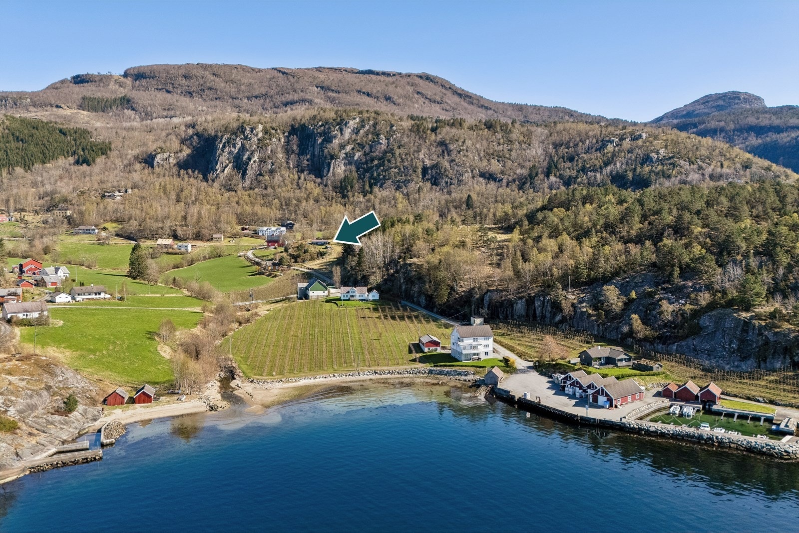 Skiftun ligger fint mot sjøen og Ombofjorden. Her finner man både badeplasser, båtplasser og siderproduksjon. Galleribilde