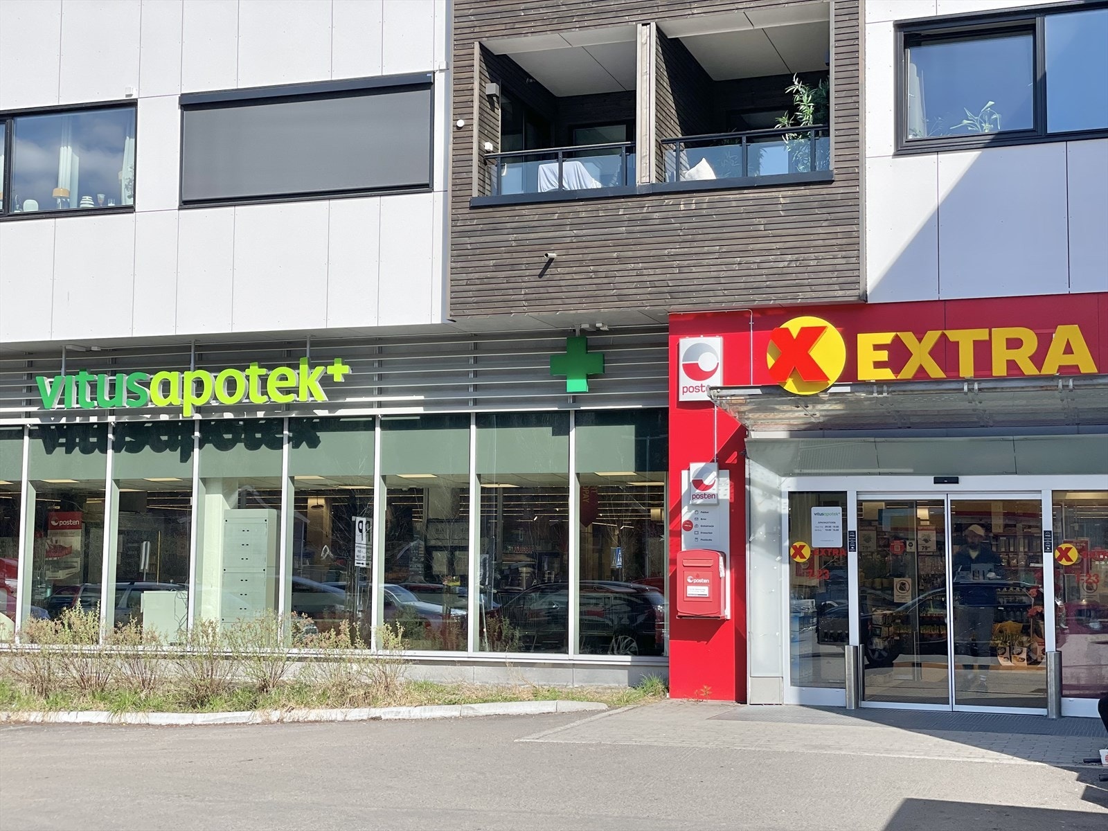 33 Både Kiwi og Extra er i nærheten for daglivare innkjøp. Bussholdeplass rett ved Galleribilde