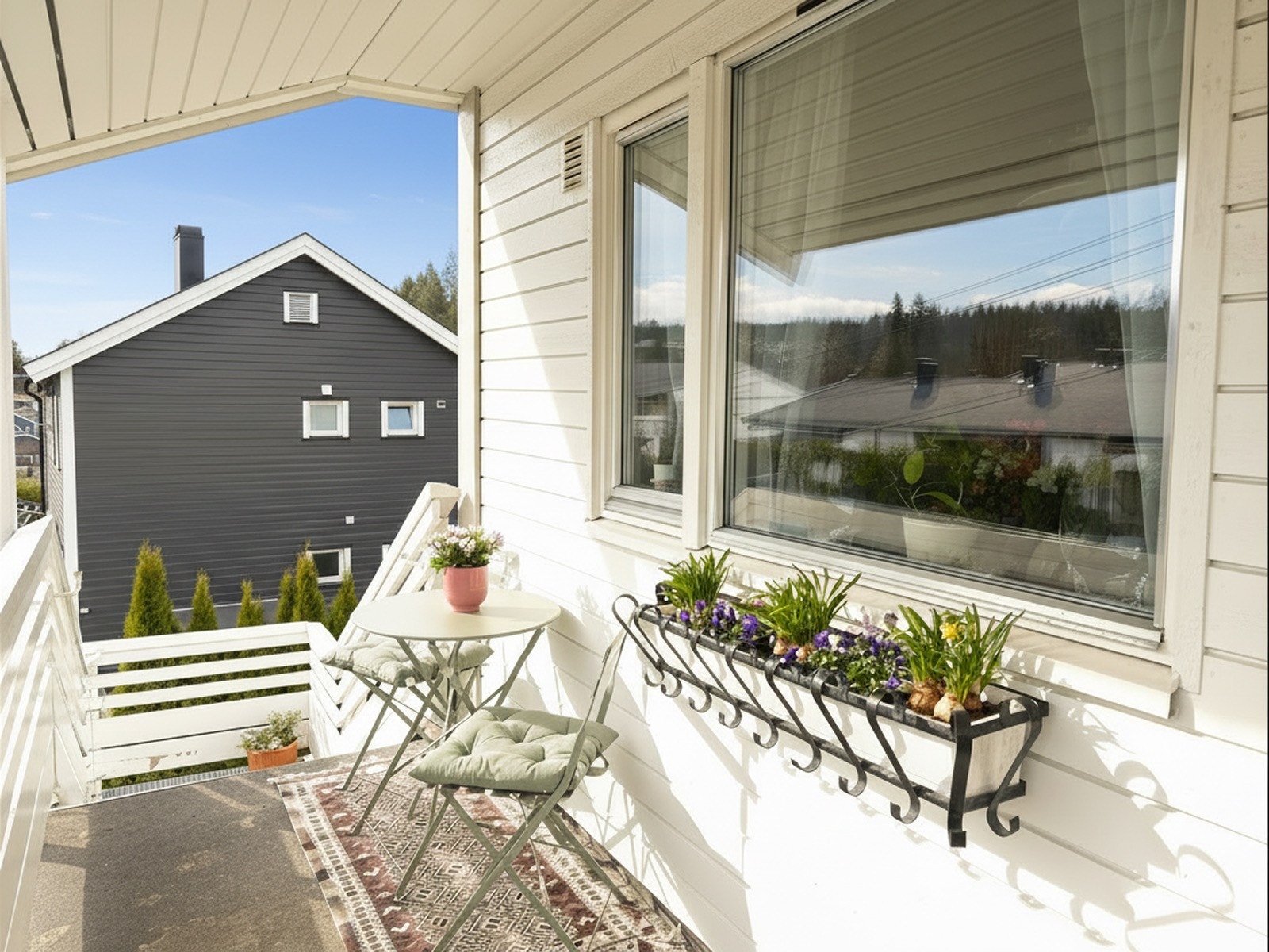 3 Hyggelig med morgensol og morgenkaffen på svalgang utenfor leiligheten Galleribilde