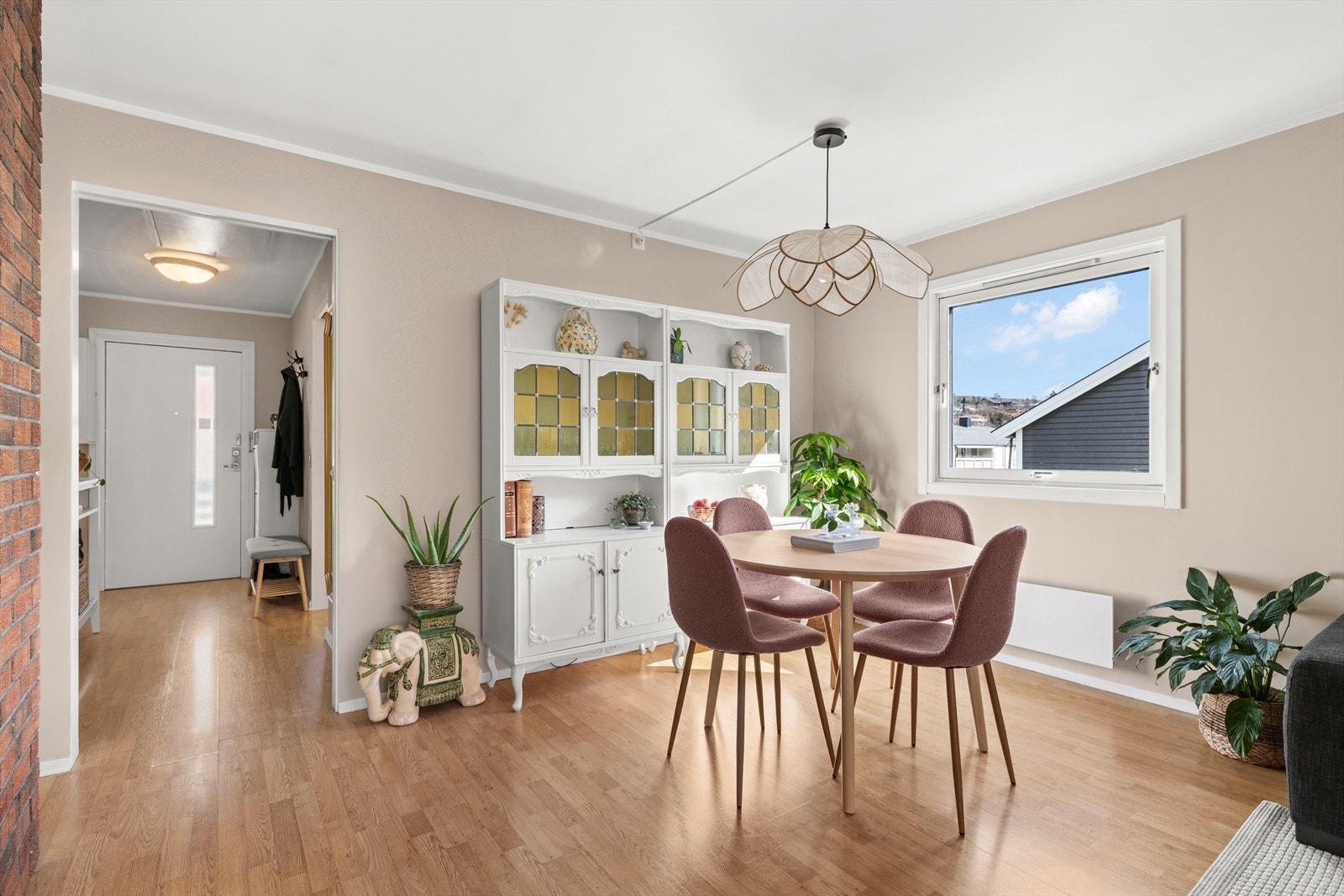 16 Det er god plass til både spisestue og sofagruppe i stuen Galleribilde