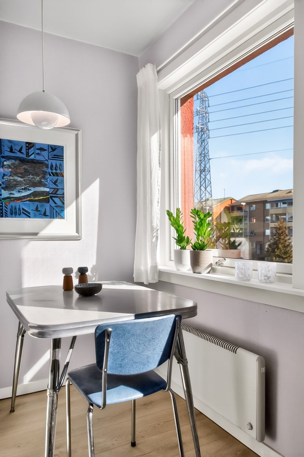 På kjøkkenet er det fin plass til en sittegruppe. Galleribilde
