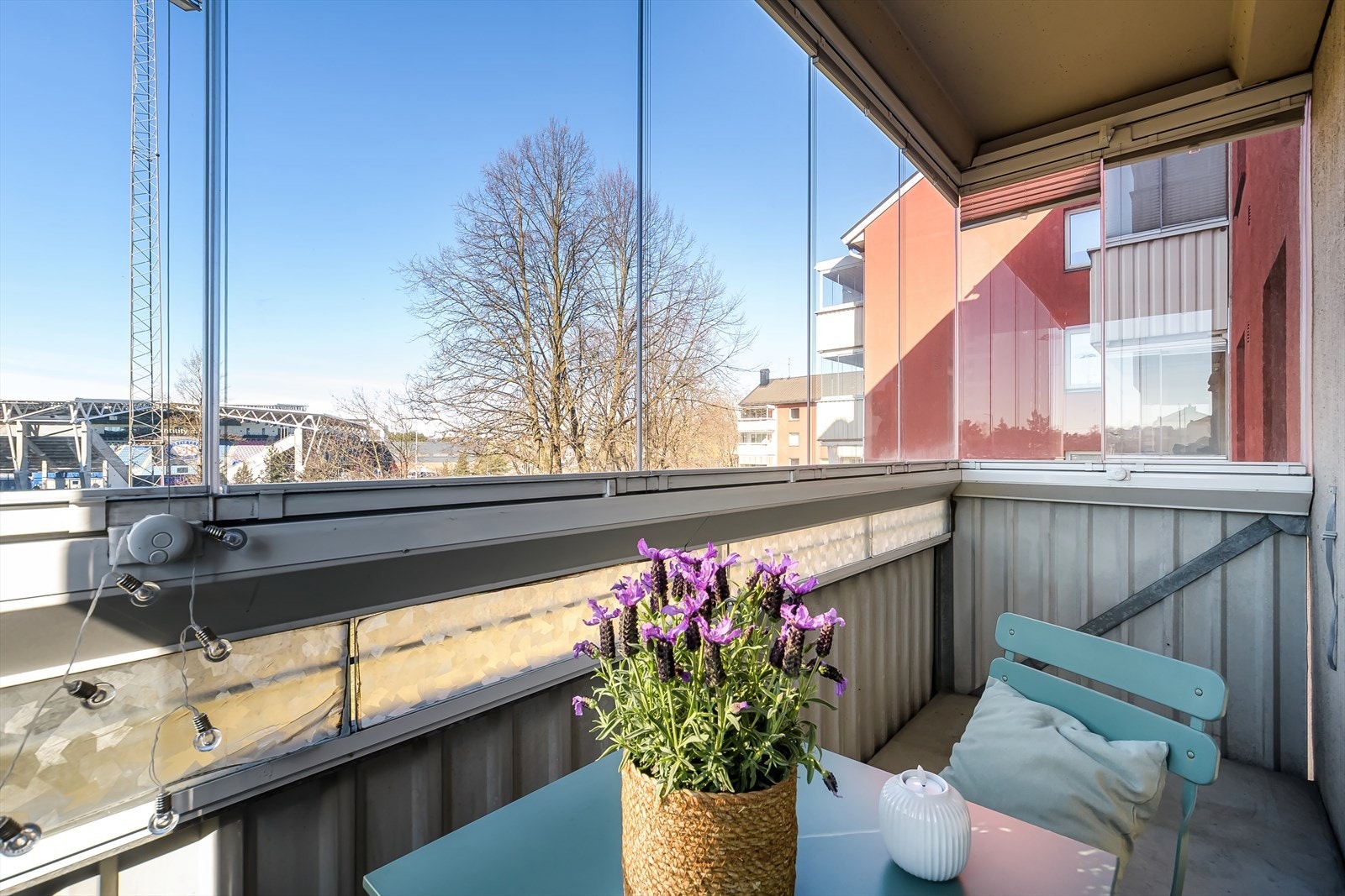 Fra stue er det utgang til vestvendt innglasset balkong. Galleribilde