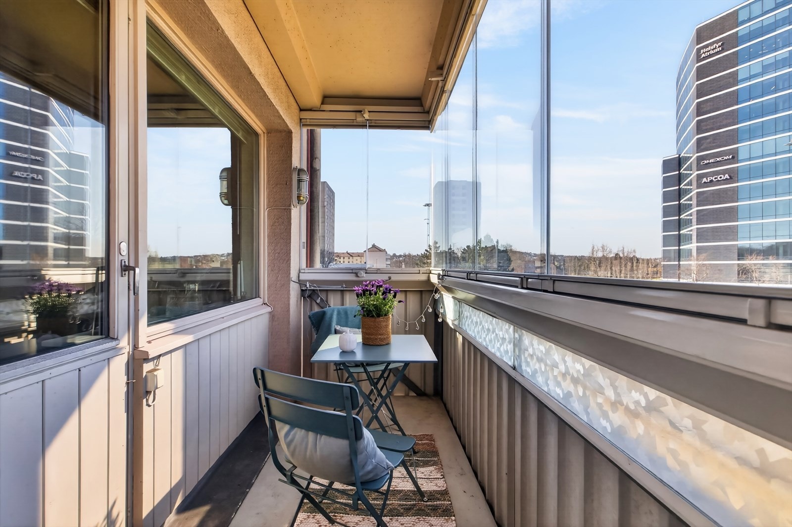 Innglasset balkong gir en lun atmosfære, og er en fin forlengelse av stuen på sommerstid. Galleribilde
