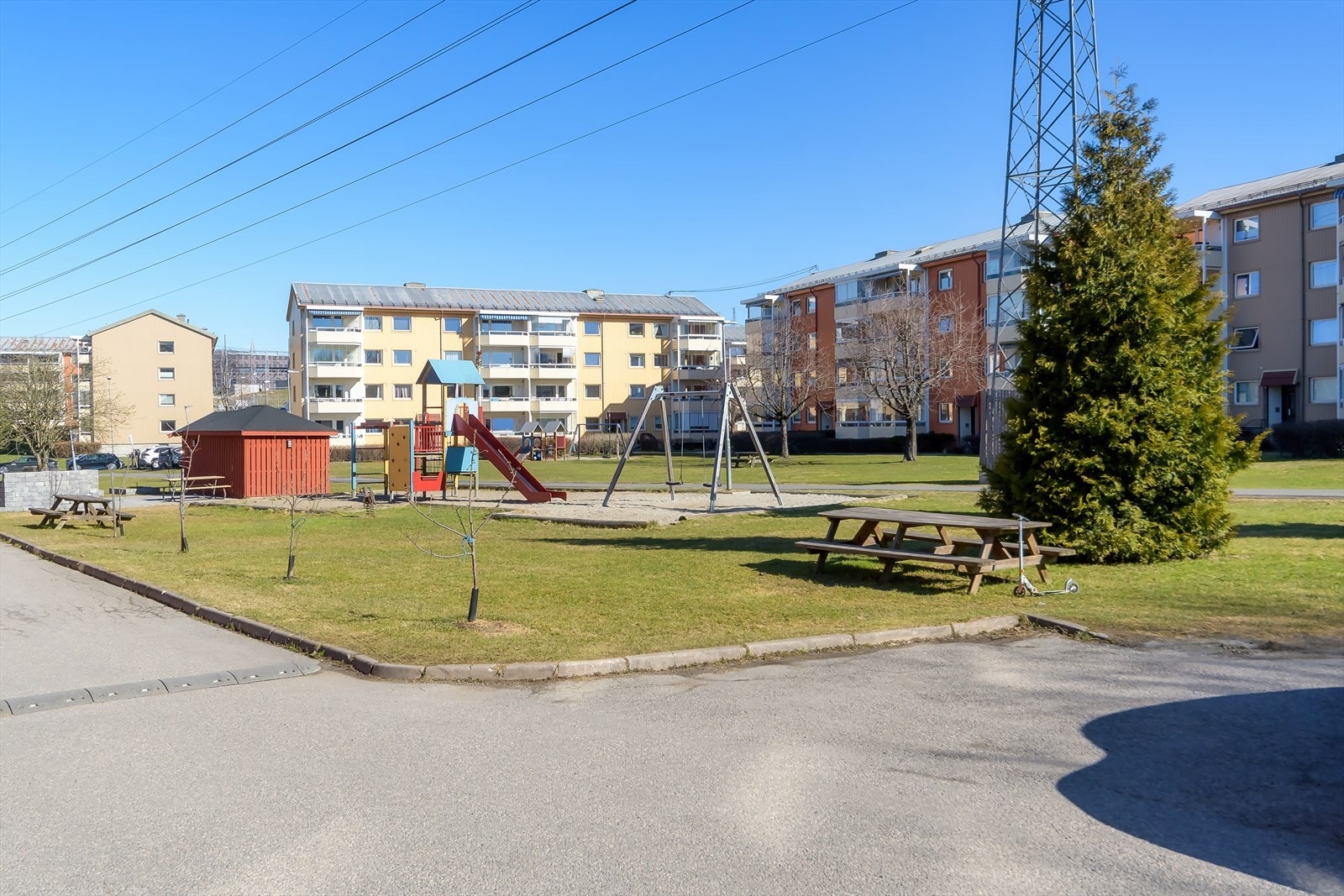 Borettslaget har flotte fellesområder med lekeplass, sittegrupper og grøntarealer. Galleribilde