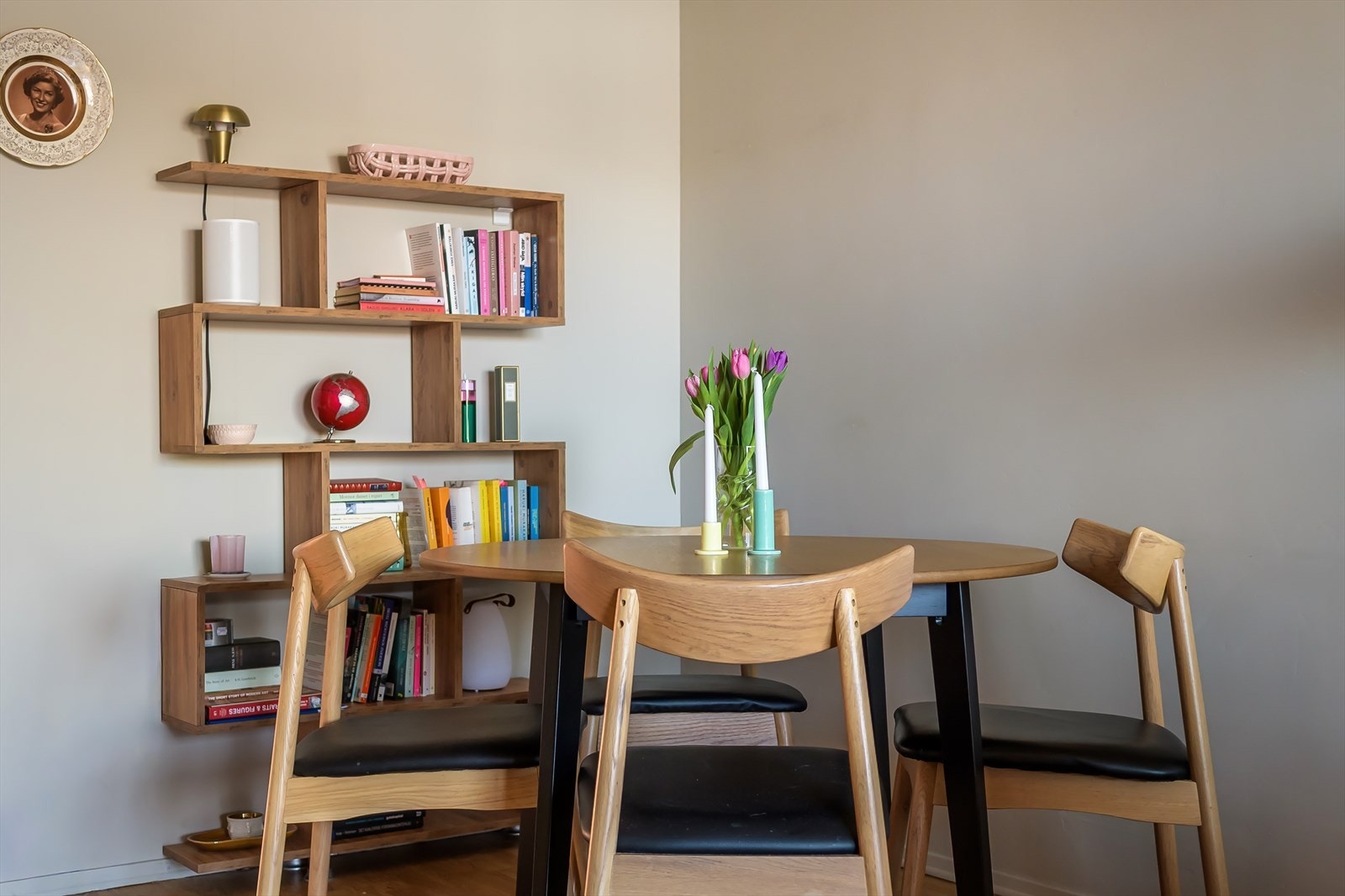 I stue er det fin plass til flere sittegrupper og soner. Galleribilde