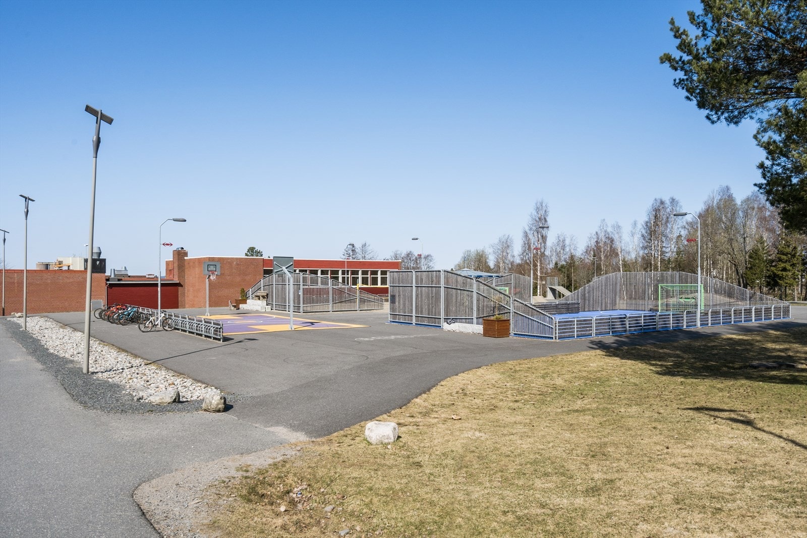 Det er ca. 1,6 km til Rakkestad ungdomsskole som har ca. 300 elever fordelt på 12 klasser. Galleribilde