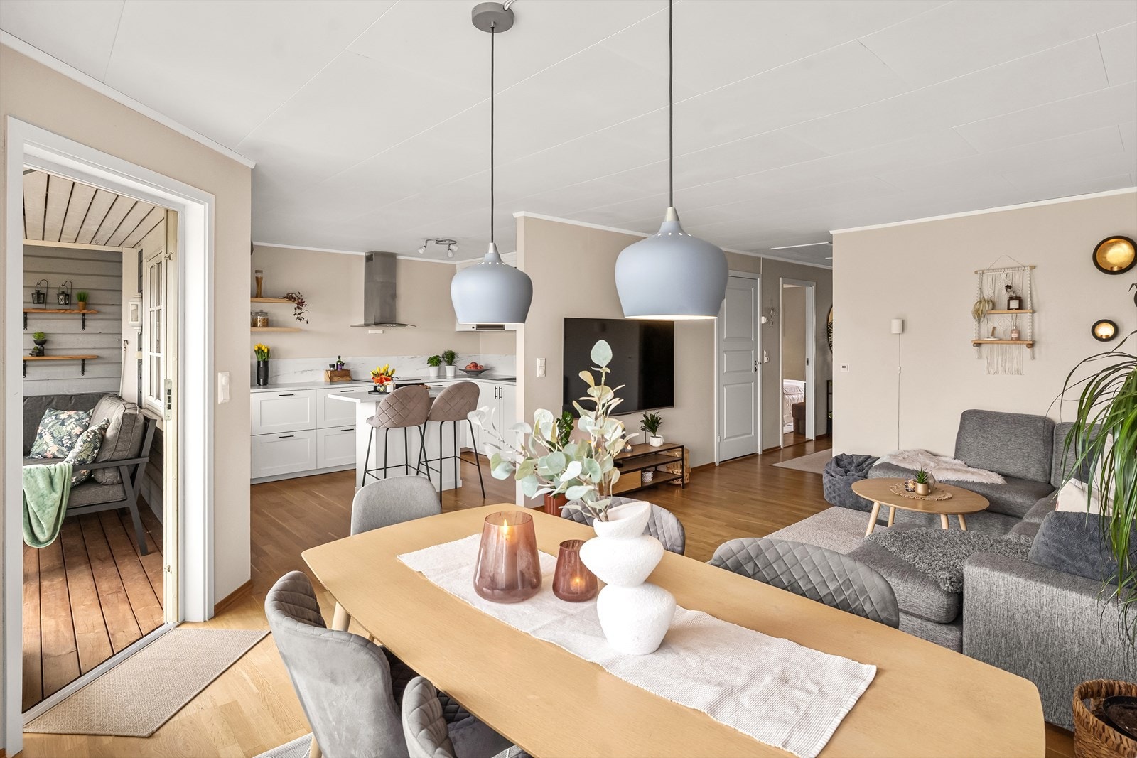 En gjennomtenkt planløsning på 73 m² med en klar inndeling mellom sosiale soner og private rom. Galleribilde