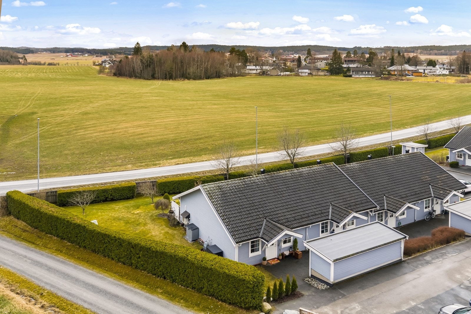 Eiendommen disponerer to parkeringsplasser rett foran boligen. Galleribilde