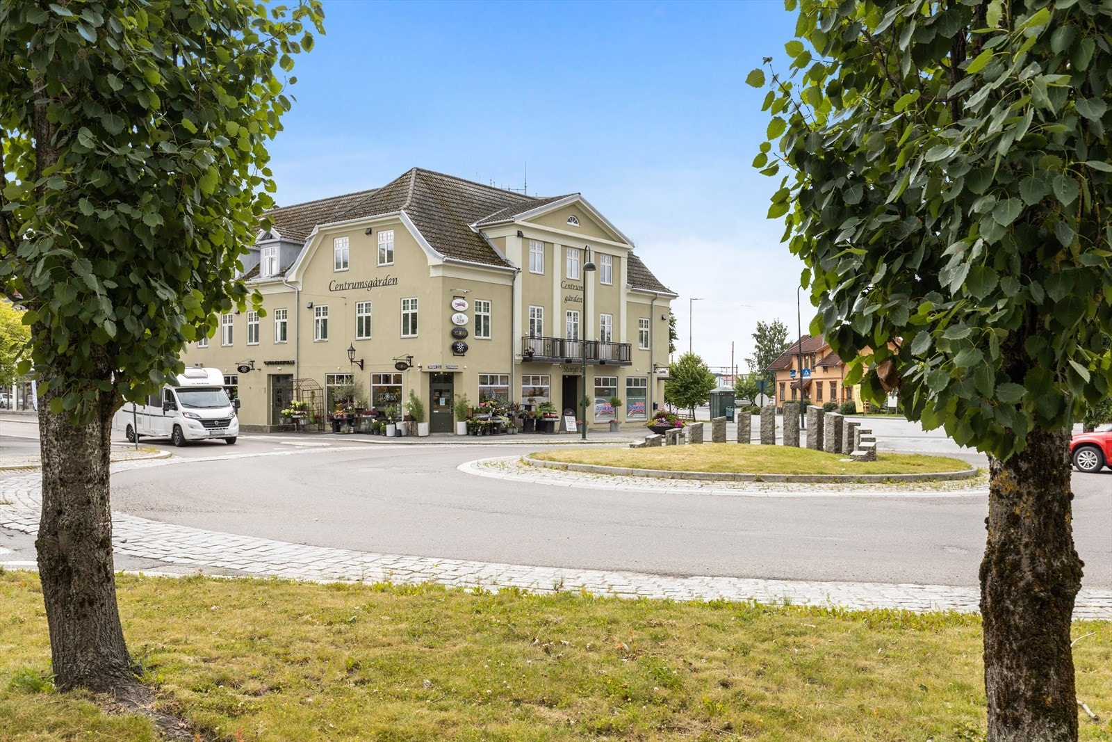 Rakkestad sentrum har en koselig sentrumsbebyggelse og der finner du et utvalg av butikker, spisesteder og servicefunksjoner. Galleribilde