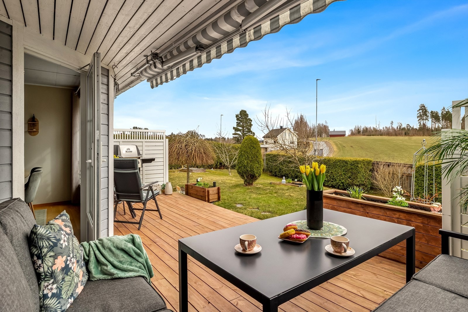 Den romslige plattingen gir gode muligheter for å nyte utelivet gjennom sommerhalvåret. Galleribilde