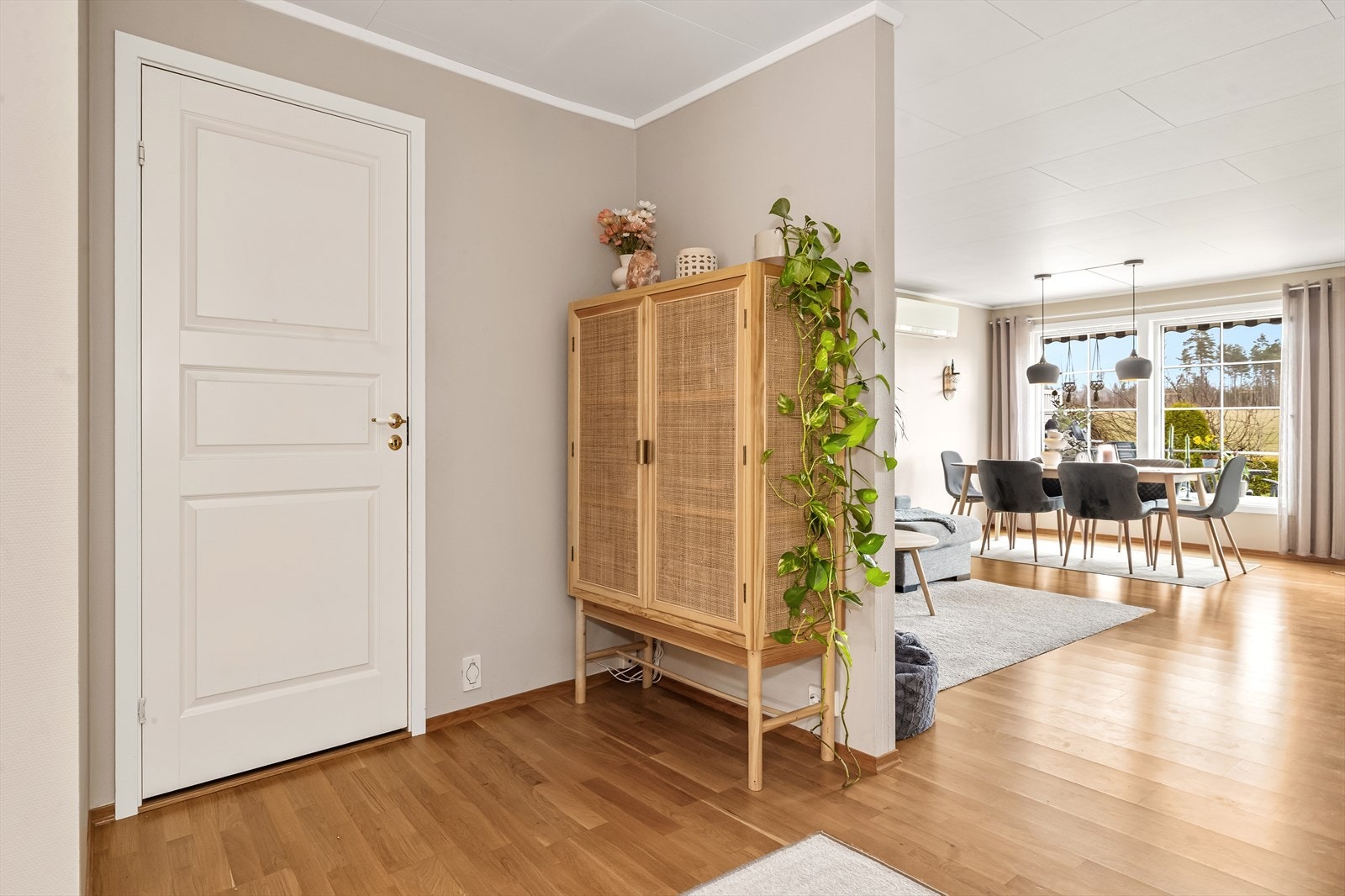 Fra entréen åpner boligen seg opp mot stue og kjøkken. Døren til venstre leder inn til en praktisk innvendig bod på 3,2 m². Galleribilde