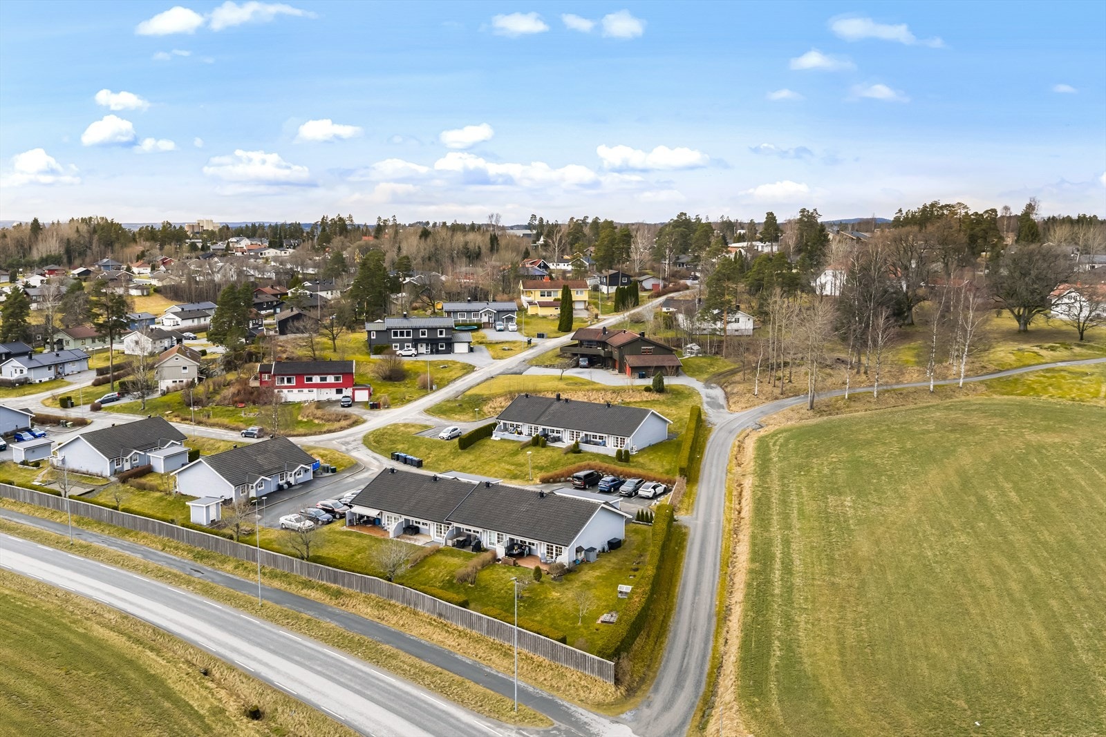 Eiendommen ligger i et etablert og rolig boligområde, hovedsakelig bestående av eneboliger og rekkehus. Galleribilde