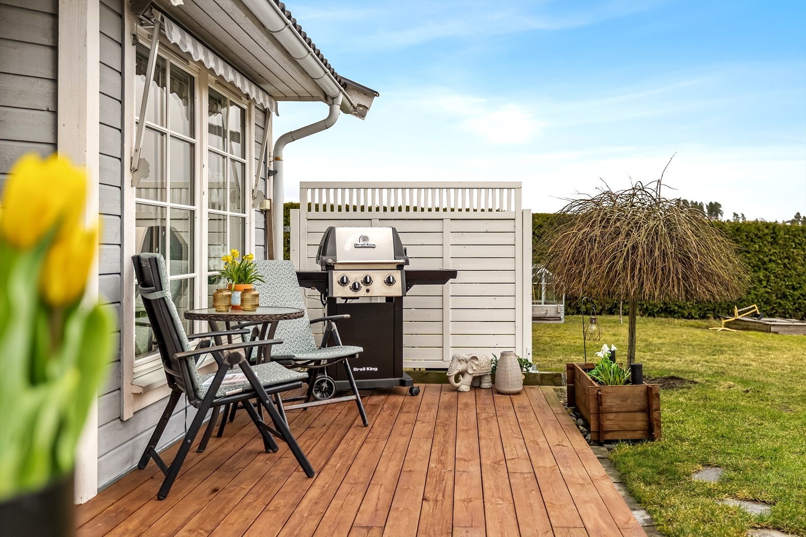 Plattingen har flere soner, med plass til både spisebord og grill. Galleribilde