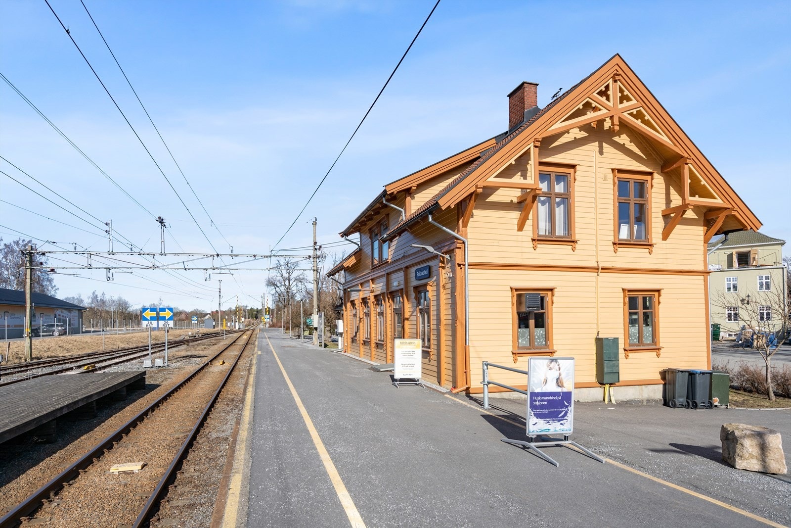 Rakkestad stasjon ligger kun 5 minutters gange unna, med togforbindelse videre. Galleribilde