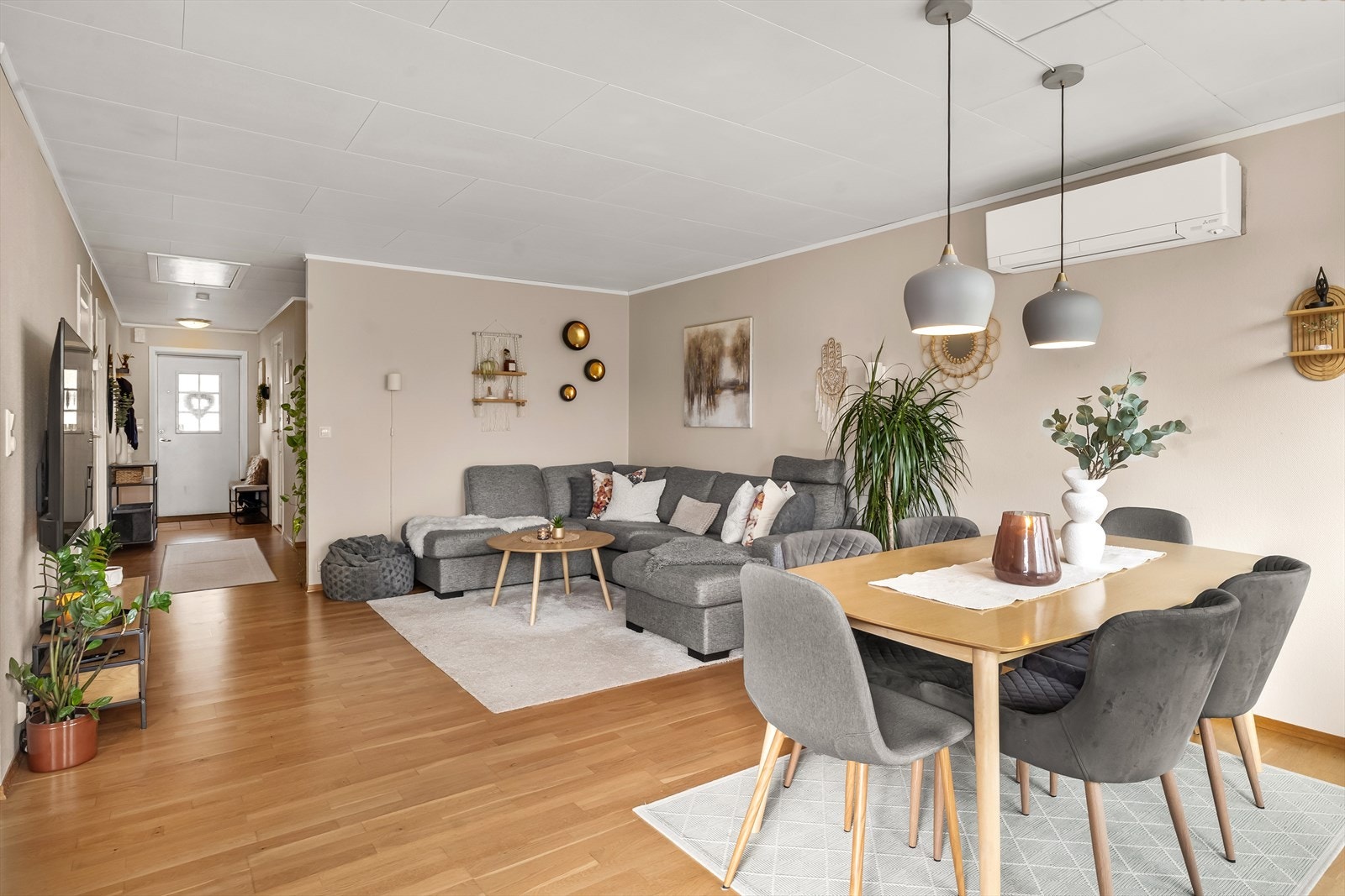 Stuen oppvarmes effektivt med en ny varmepumpe, montert i 2024, i tillegg til gulvvarme. Galleribilde