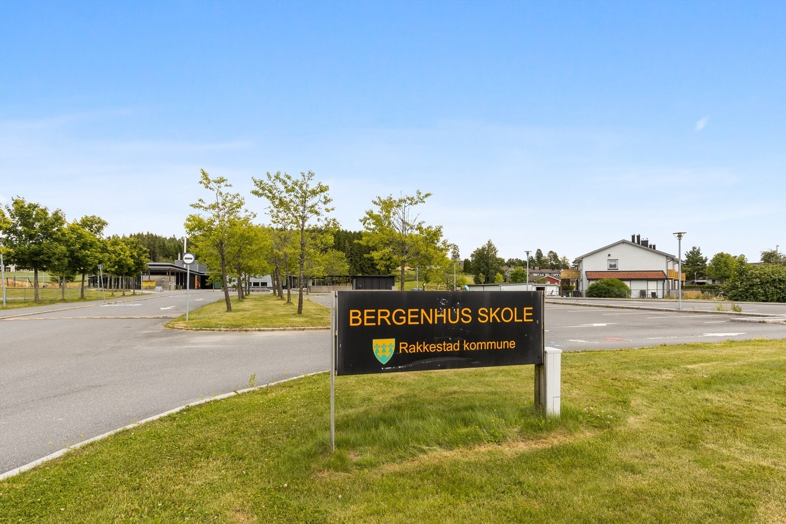 Bergenhus skole for 1.-7. trinn ligger en 12 minutters spasertur fra boligen. Galleribilde