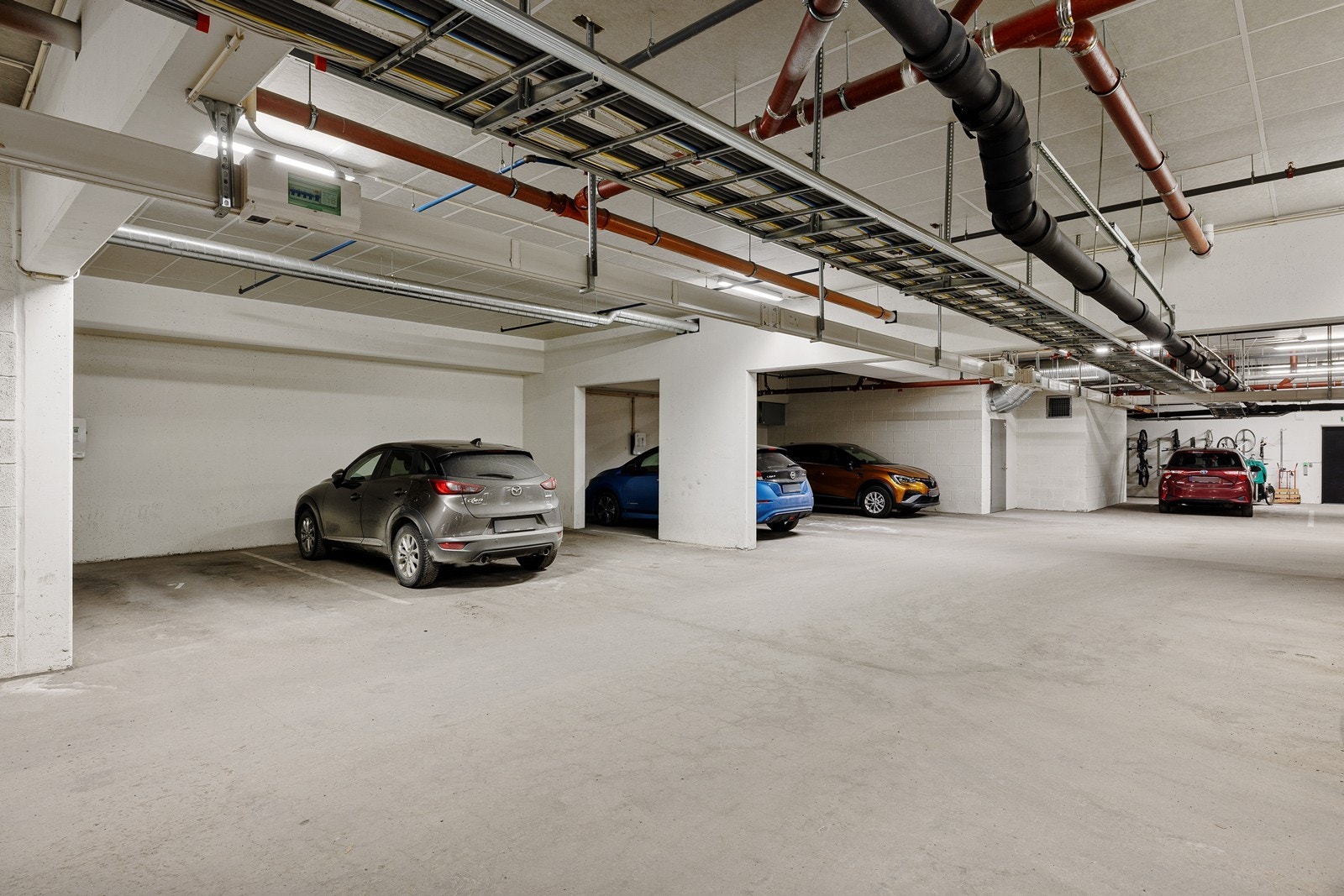 Leiligheten disponerer en fast biloppstillingsplass i felles garasjeanlegg, og en ekstern bod på ca. 5 m². Galleribilde