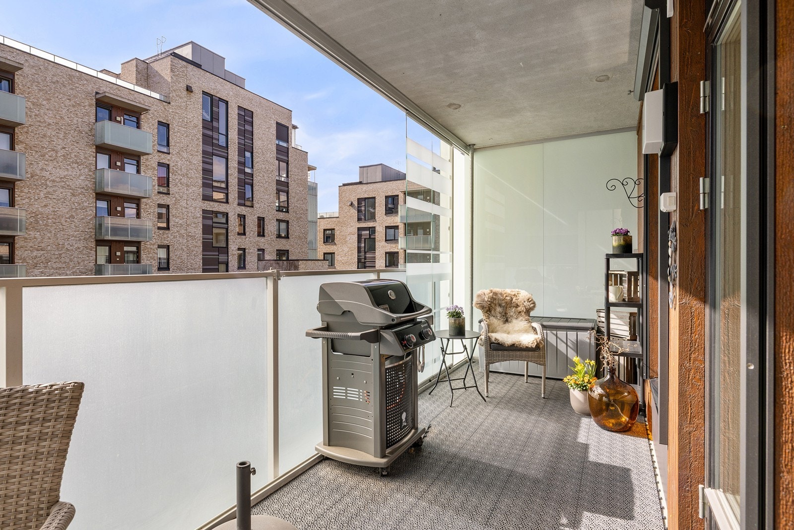 Det er god plass til sittegruppe og grill. Galleribilde