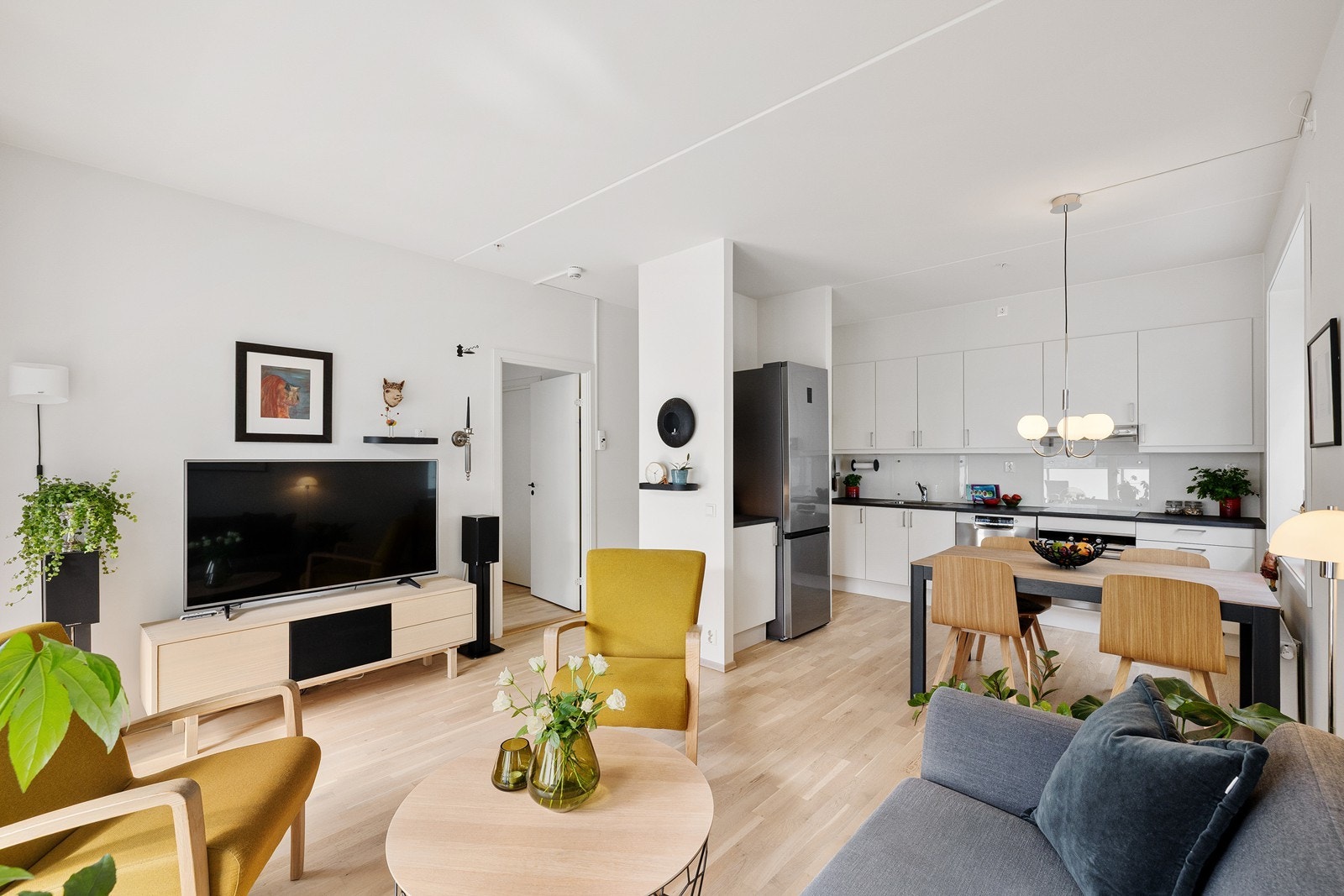 Leiligheten er lys og innbydende - rikelig med naturlig lys. Fra stuen er det utgang til en herlig balkong på ca. 15 m². Galleribilde