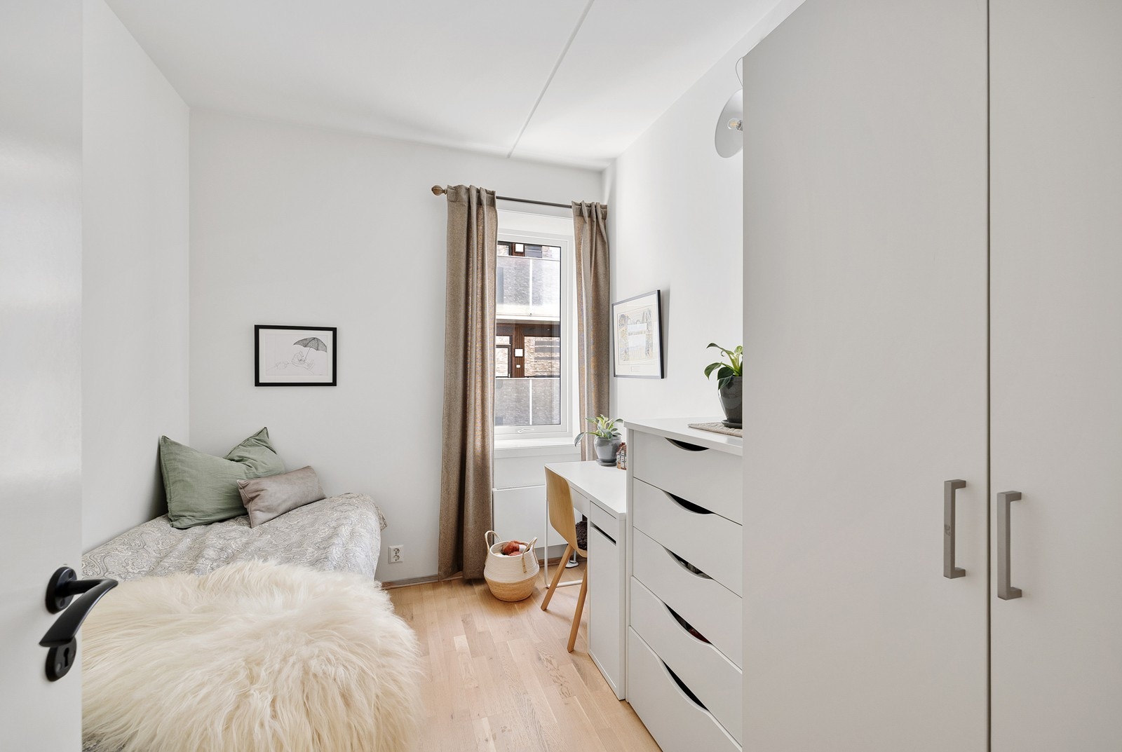 Det andre rommet passer ypperlig til barnerom, gjesterom eller kontor. Galleribilde