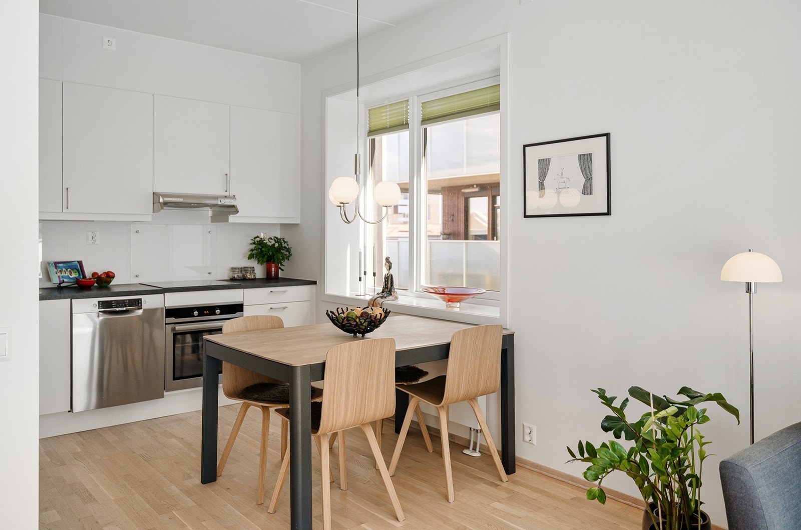 Kjøkkenet har hvitevarer med stekevon, platetopp, oppvaskmaskin og kombiskap. Galleribilde
