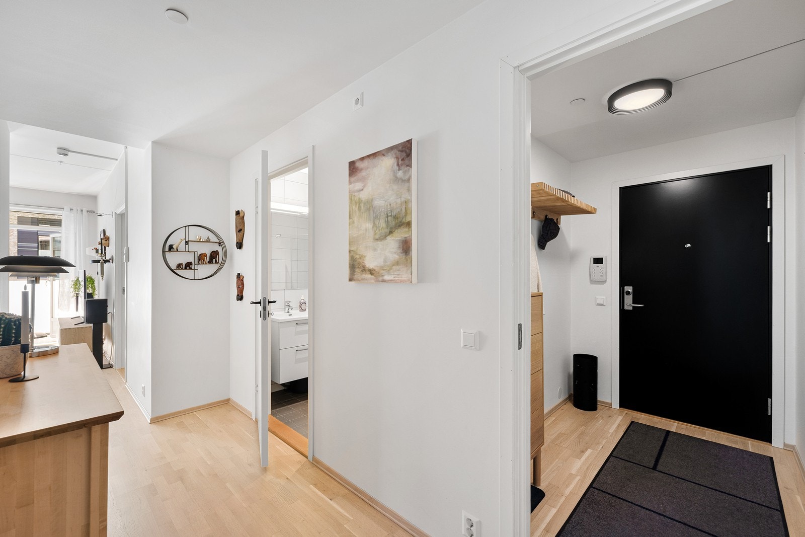 Entreen har plass til å henge fra seg yttertøy og sette fra seg sko. Galleribilde