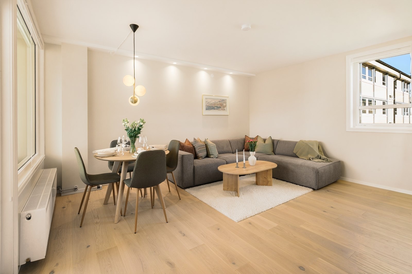 - Stuens utforming gir plass til sofa- og spisegruppe i hver sin naturlige sone - Galleribilde