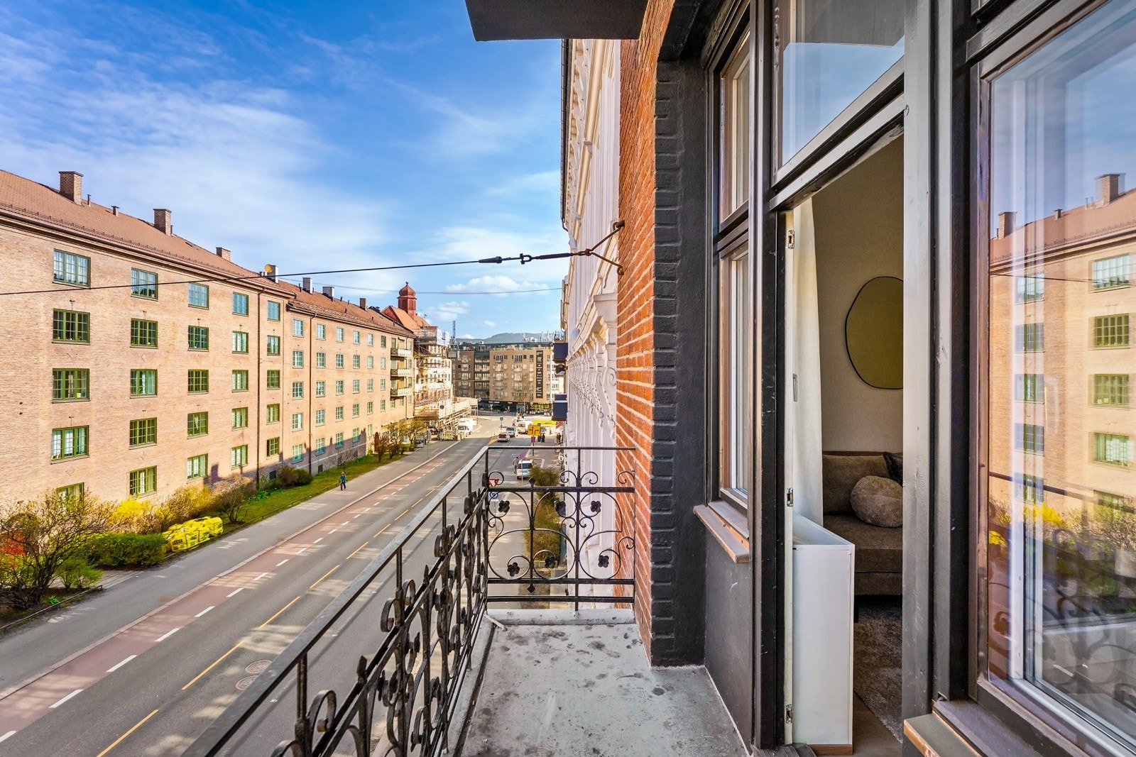Store vindusflater slipper inn rikelig med dagslys og leder deg naturlig ut til balkongen Galleribilde