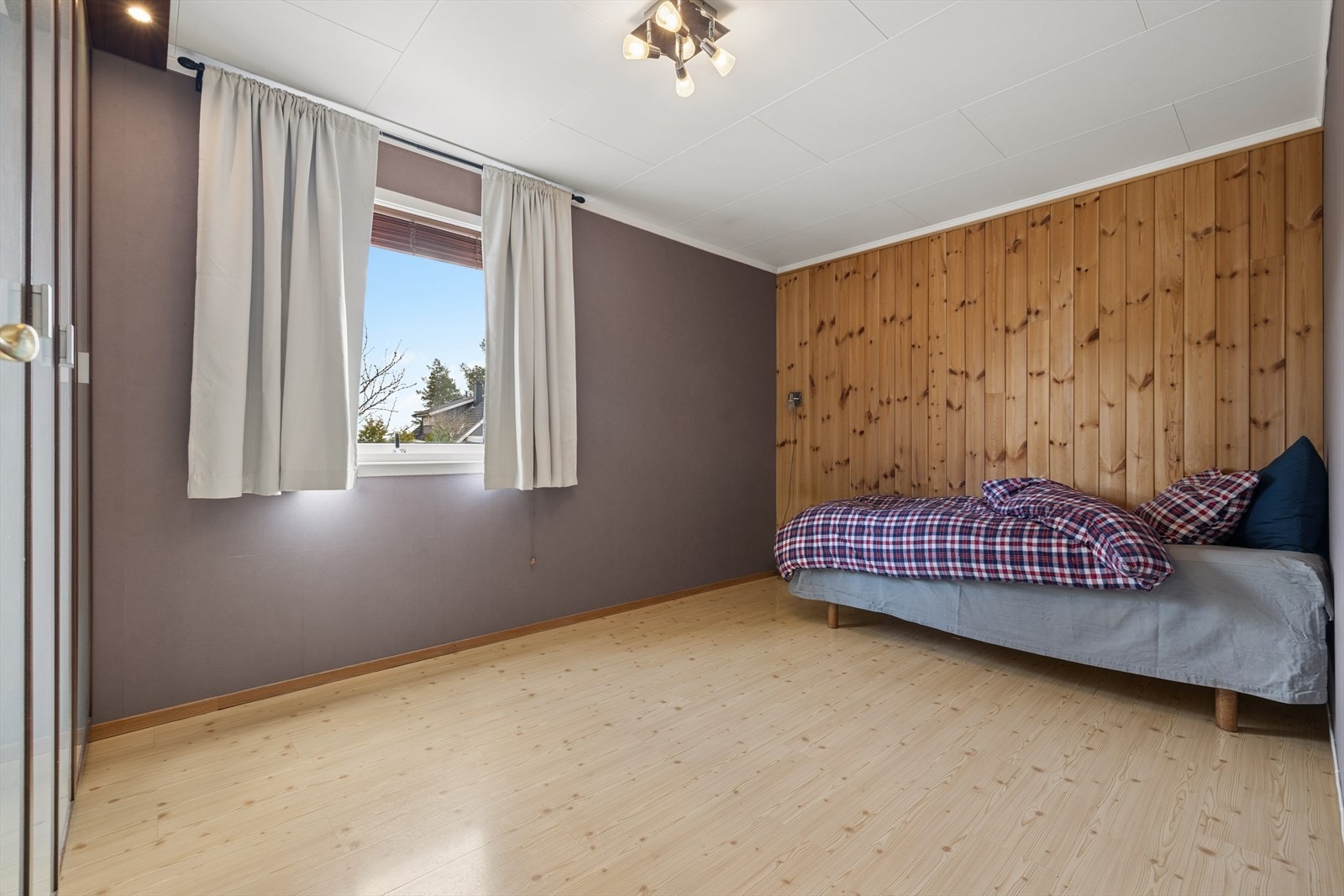 Soverom 1 er romslig og utstyrt med stor garderobe som gir god lagringsplass. I tillegg er det god plass til å møblere med dobbeltseng. Galleribilde