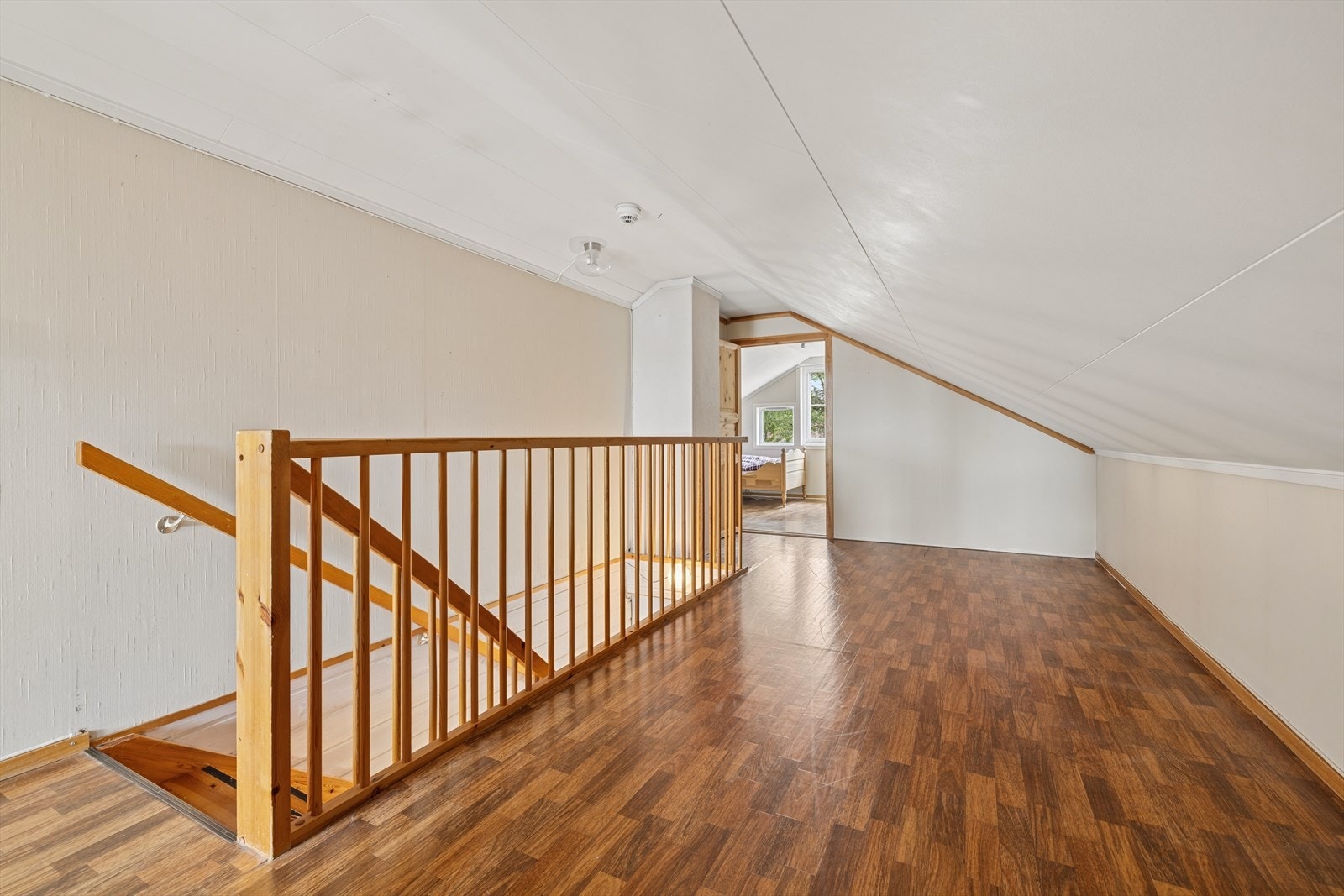 Følger man trappen opp til boligens andre etasje kommer man inn i en loftstue/gang. Et kjekt ekstra oppholdsrom som passer ypperlig som tv-stue, lekerom, kontor eller til lagring. Galleribilde