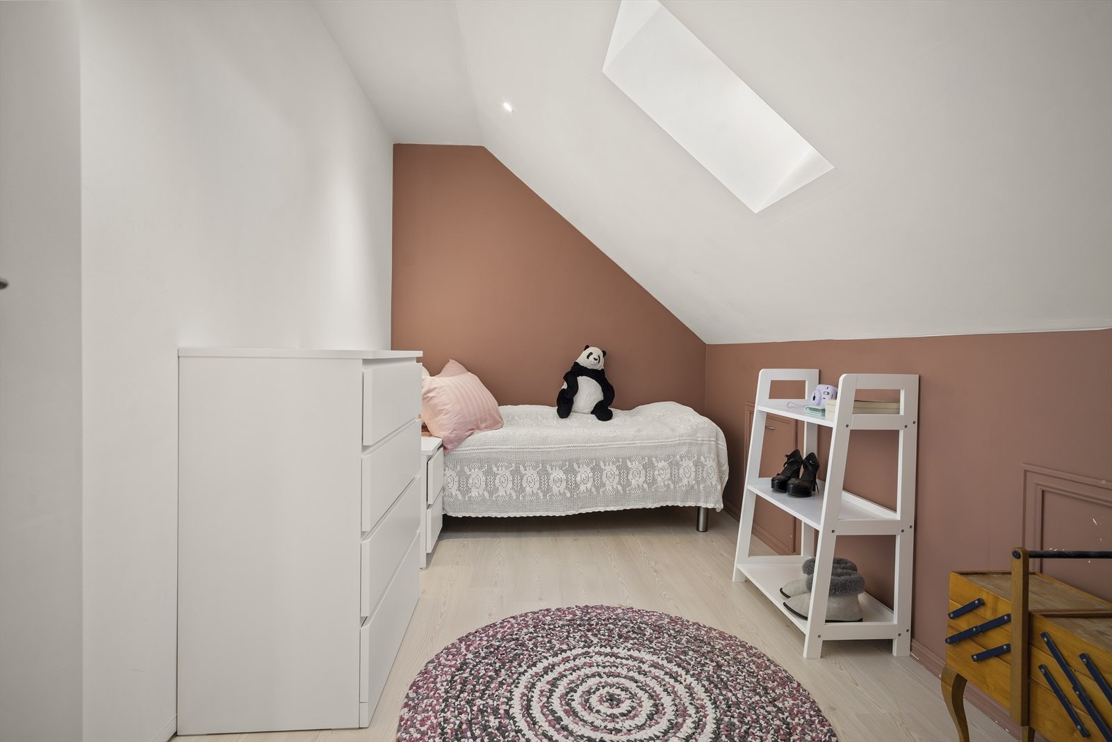 Et av rommene i andre etasje, innredet med soveplass. Etasjen har et gulvareal på 33 m². Galleribilde