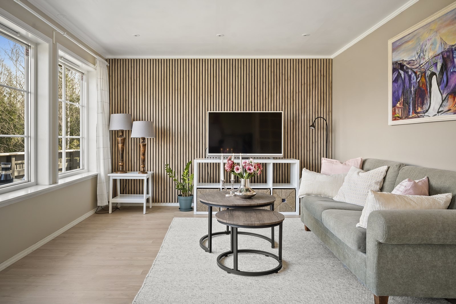 Store vindusflater med 2-lags glass gir rikelig med dagslys og utsikt mot grøntområdene. Galleribilde