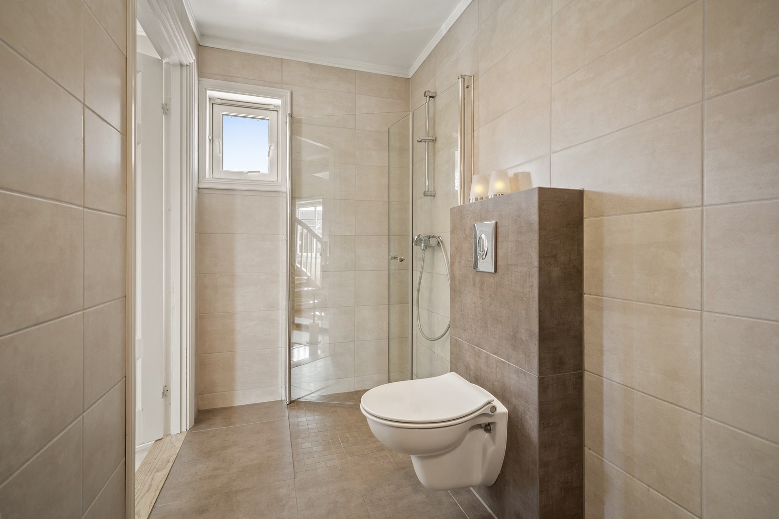 Badet i første etasje ble renovert i 2017 og har flislagte overflater og vegghengt toalett. Galleribilde