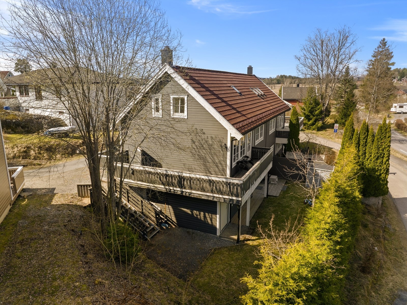 Boligen er en vertikaldelt tomannsbolig oppført i 2003. Galleribilde