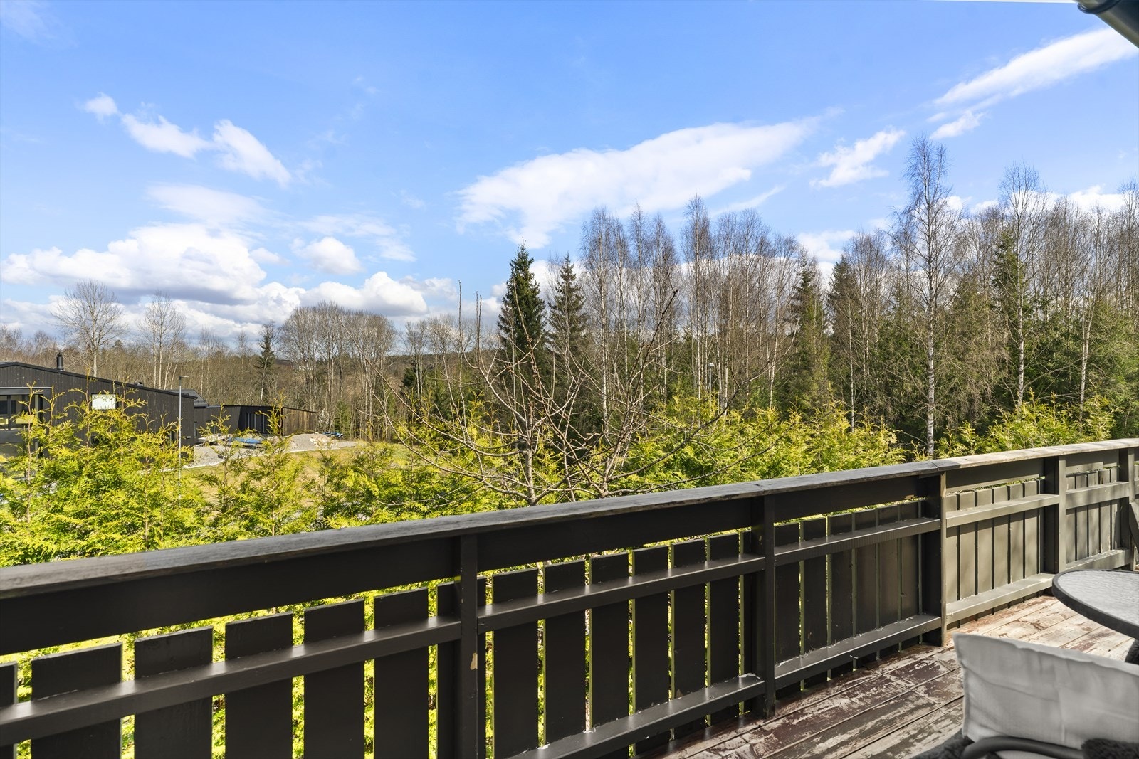 Fra balkongen har man en fin utsikt over nærområdet og skogen. Galleribilde