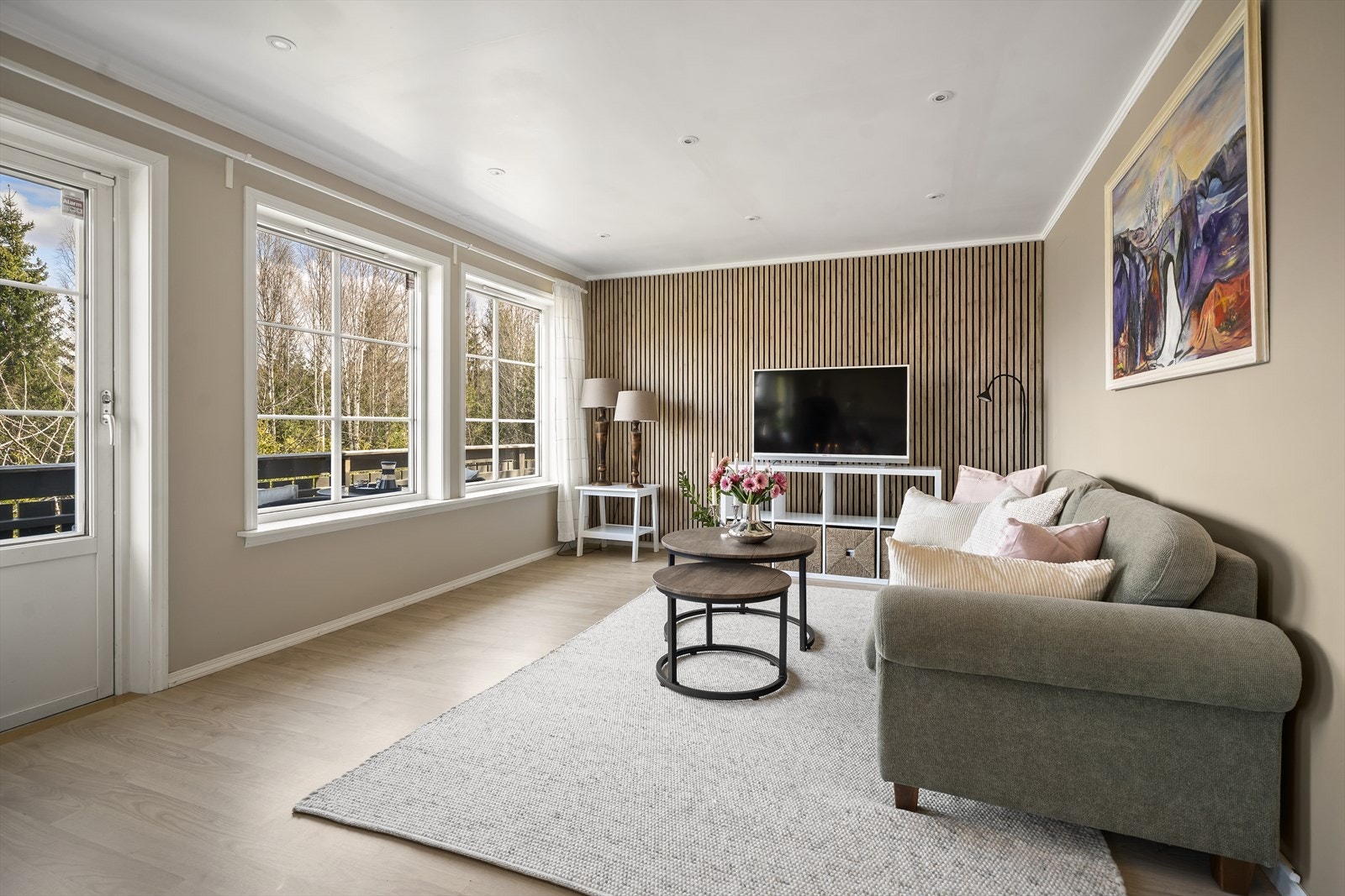 Stuen har en moderne spilevegg og en effektiv luft-til-luft varmepumpe. Galleribilde