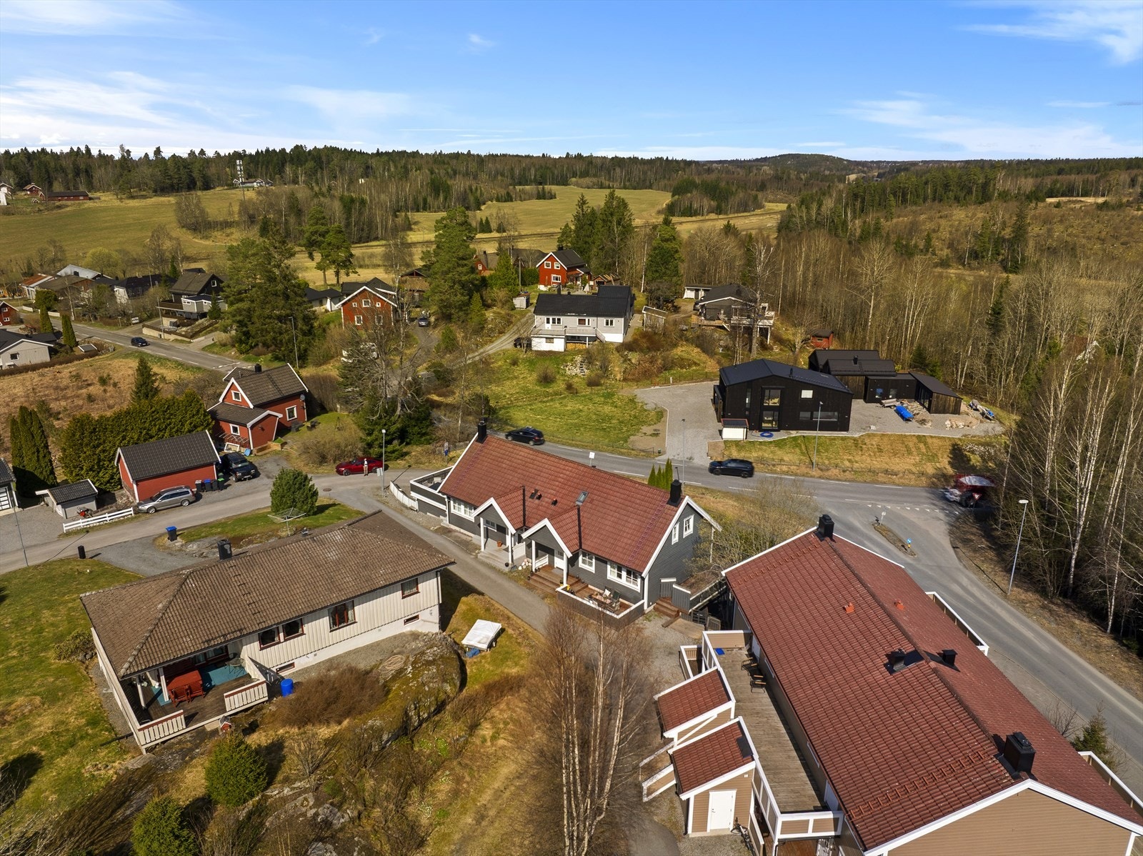 Området er preget av eneboliger og småhusbebyggelse, med lite trafikk og støy. Galleribilde