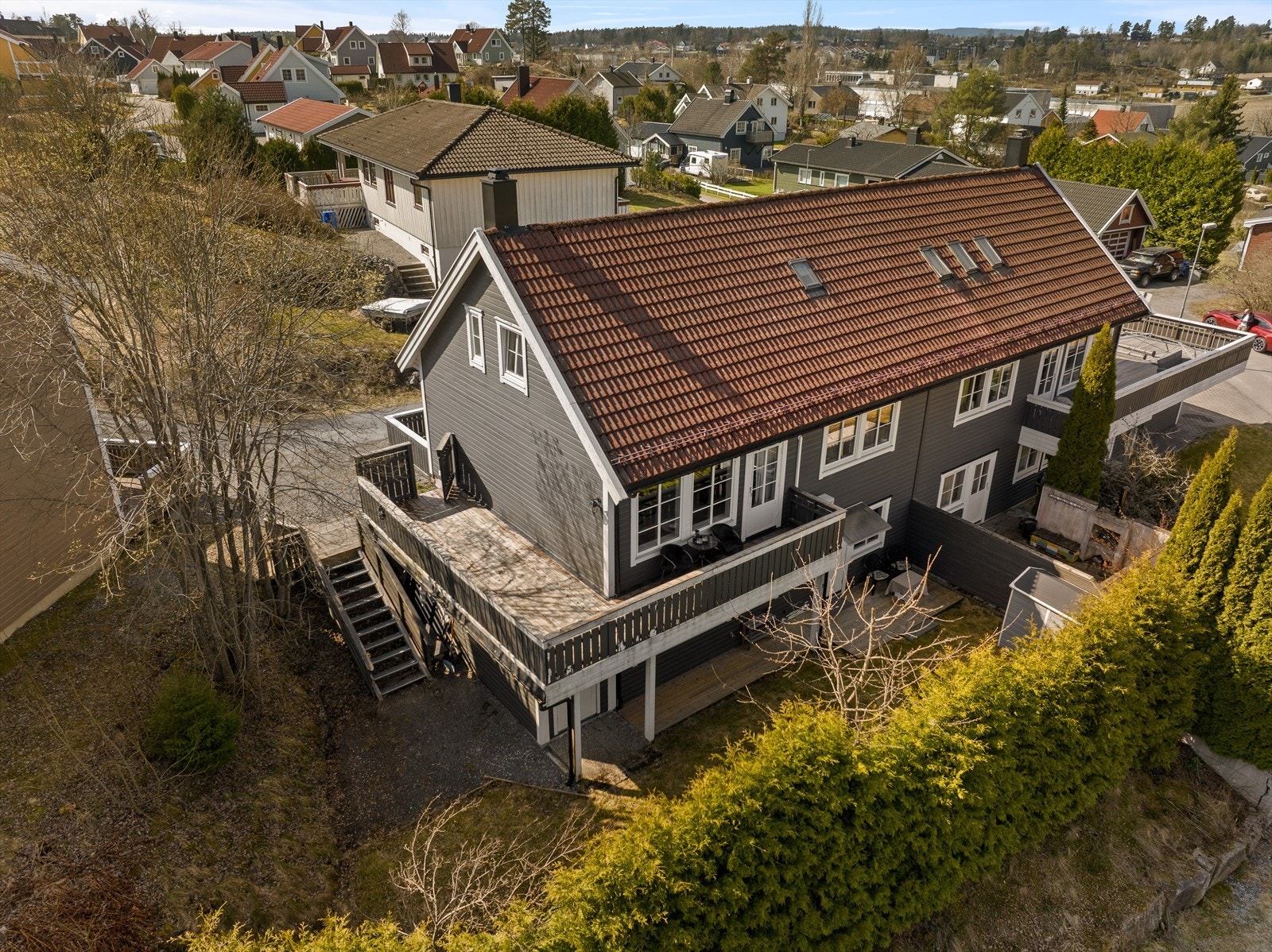 Boligen er fordelt over tre plan med en praktisk rominndeling. Fra stuen i første etasje er det utgang til en balkong på hele 23 m². Galleribilde