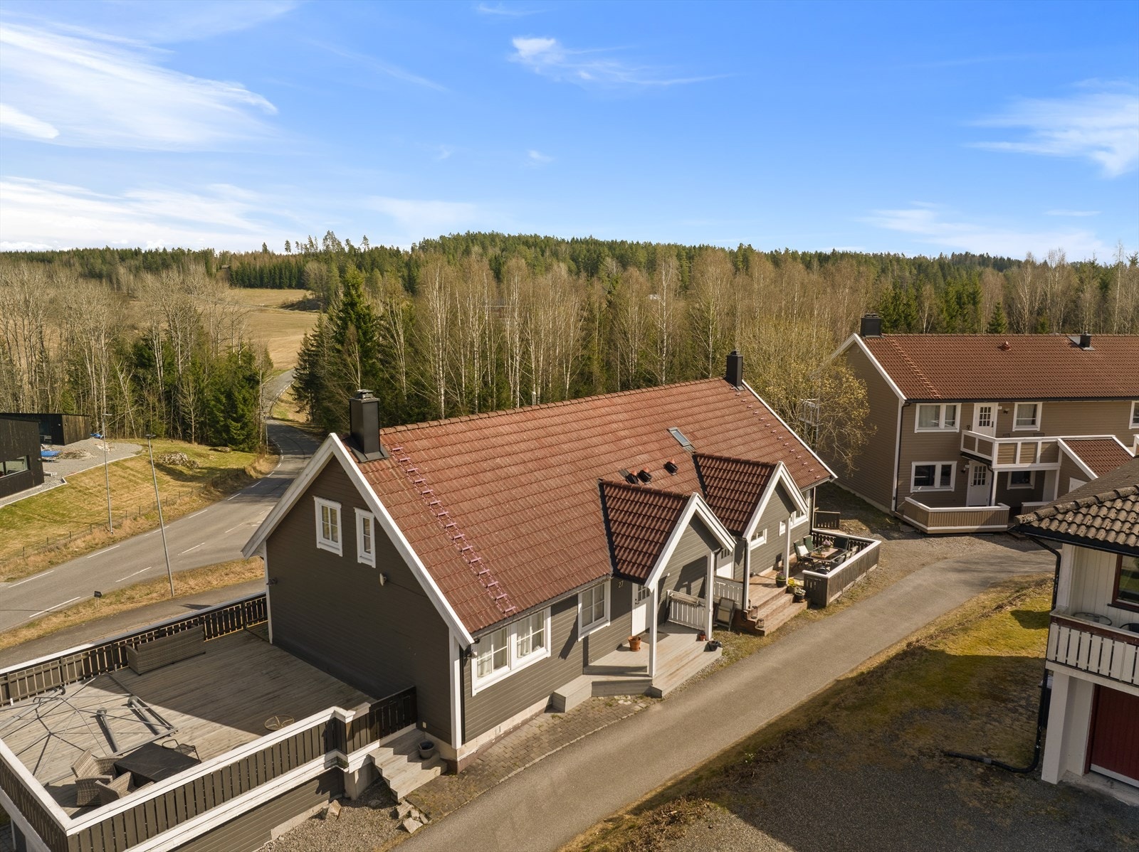 Eiendommen ligger i et etablert og rolig boligområde med nærhet til fine tur- og treningsløyper i skogen. Galleribilde