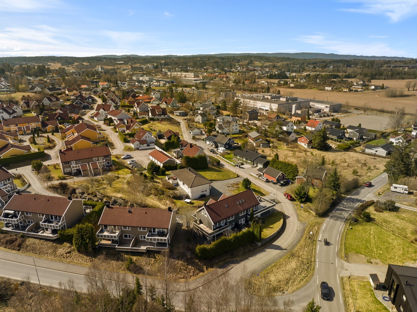 Vestby sentrum med storsenter, butikker og togstasjon ligger en kort kjøretur unna. Galleribilde