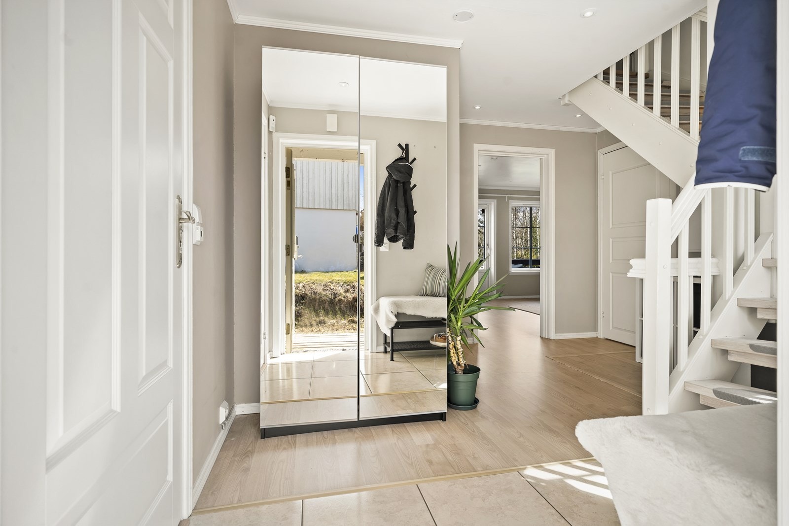Entréen har laminat på gulvet, som er gjennomgående i store deler av hovedenheten. Galleribilde