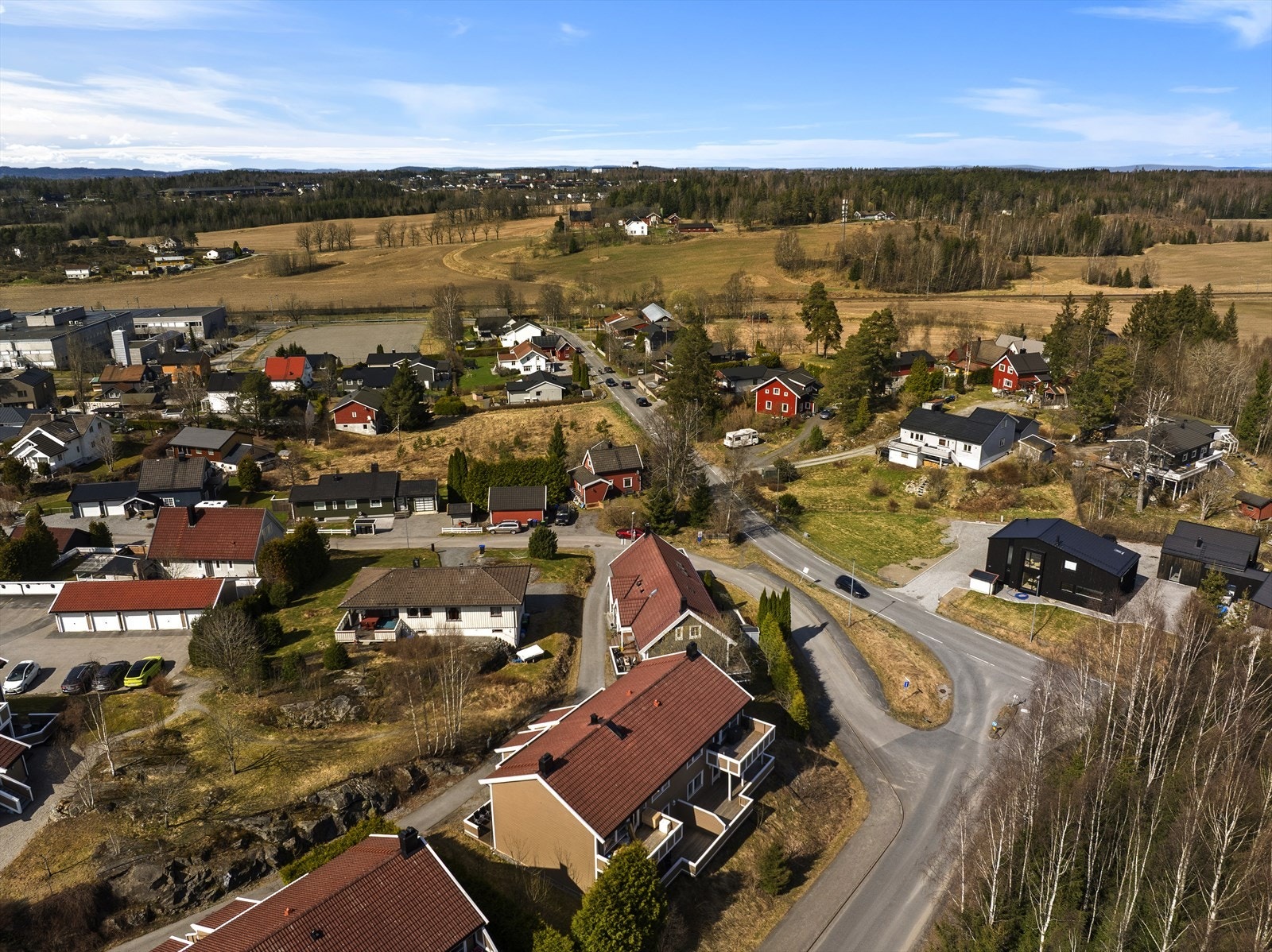Fra eiendommen er det kort vei til både Vestby videregående skole (6 min gange) og flere barnehager. Galleribilde