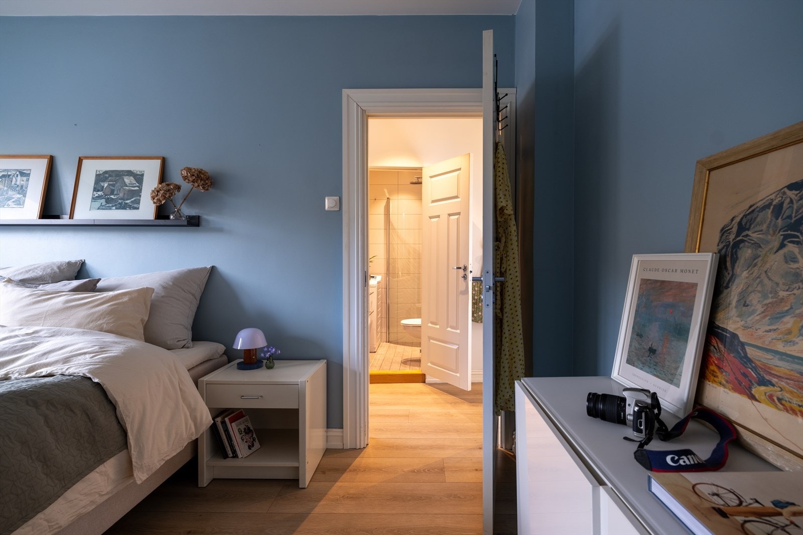 Kort vei fra soverommet til badet Galleribilde