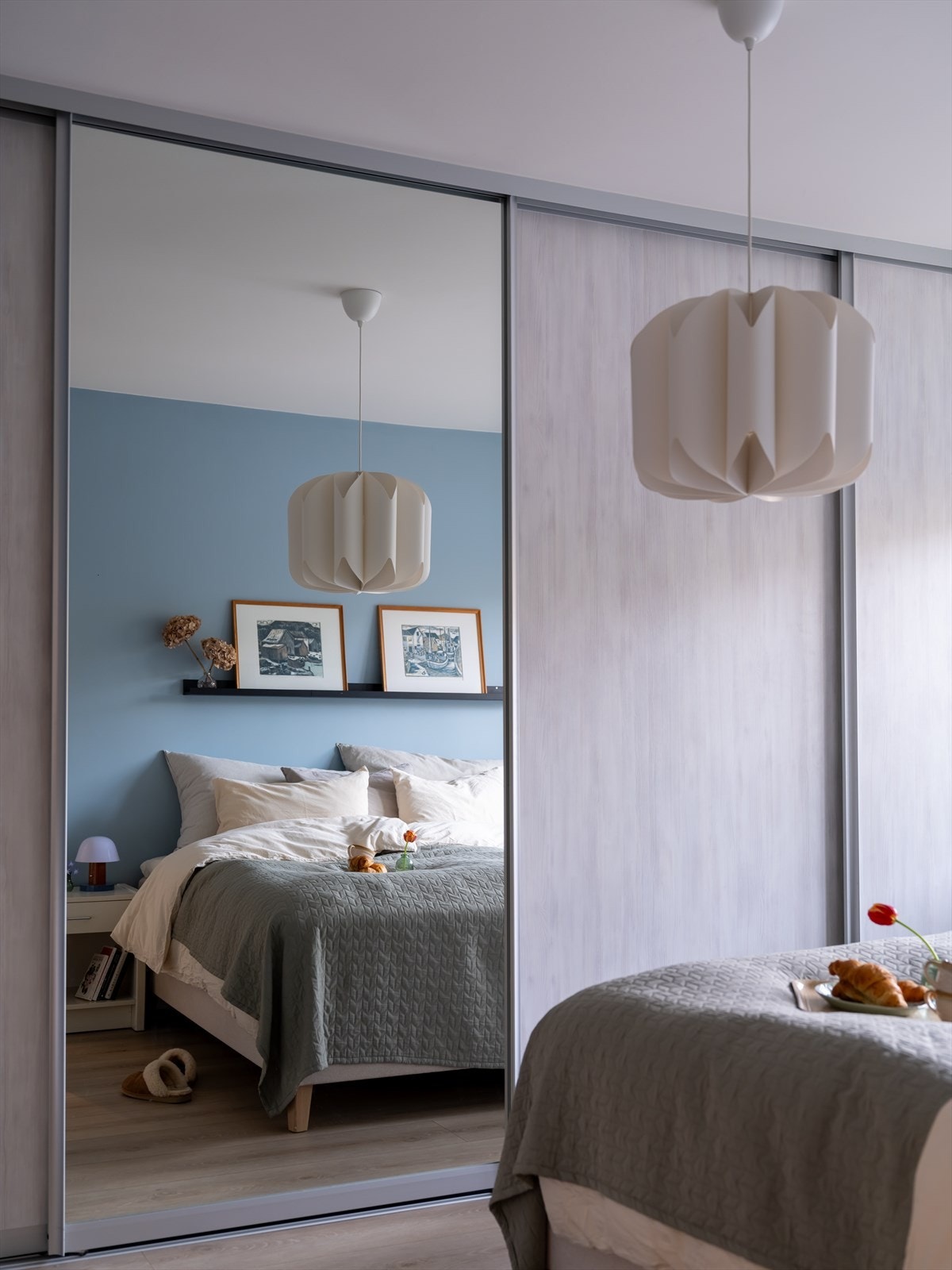 Rikelig med oppbevaringsplass i skyvedørsgarderobe på ca 4,5 meter Galleribilde