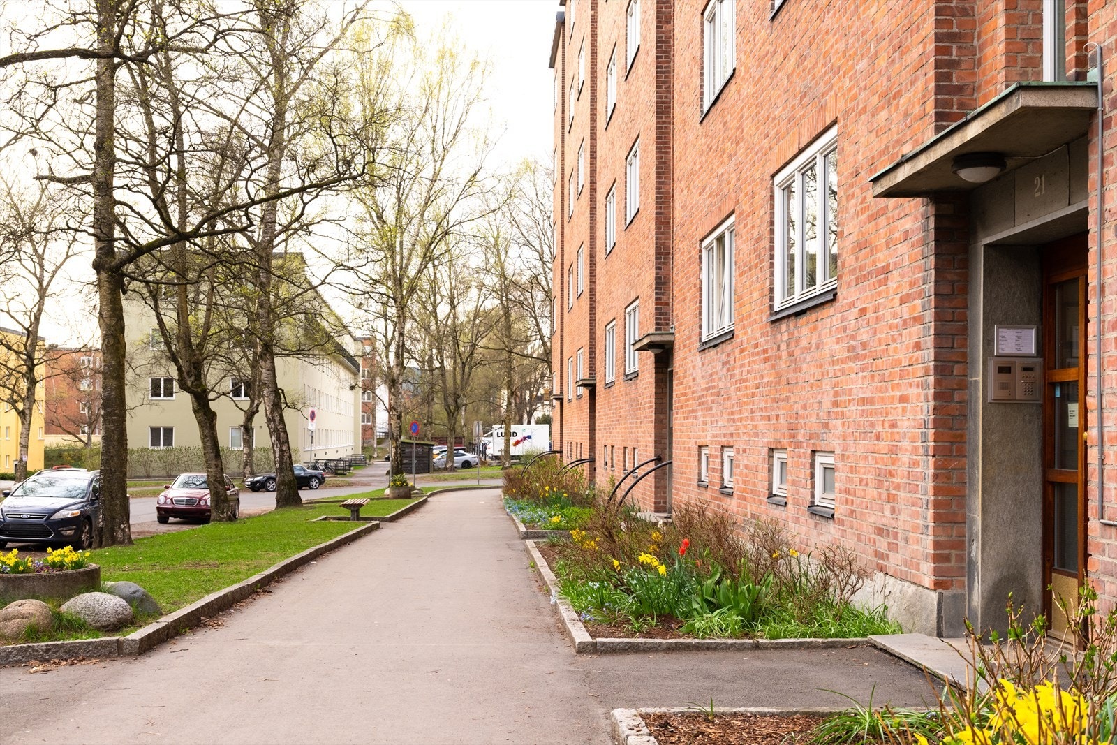 "Dugnad har vært overraskende sosialt hvor man møter andre i blokken, vafler og pølser til alle som deltar. Man får kr 400,- tilbake fra sameiet pr pers som deltar" - Selger Galleribilde