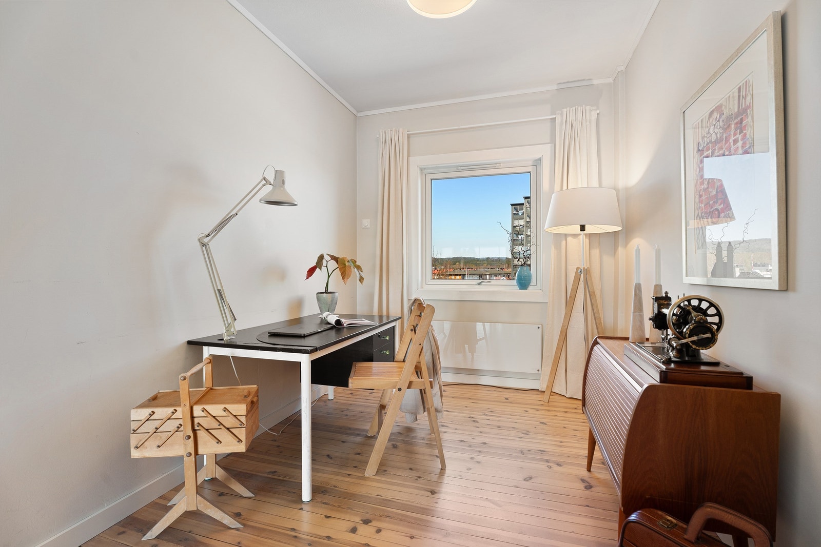 Flere av disse leilighetene har enten spisestue, soverom nr. 3 eller som her kontorløsning som er i kontakt med resten av stuen Galleribilde